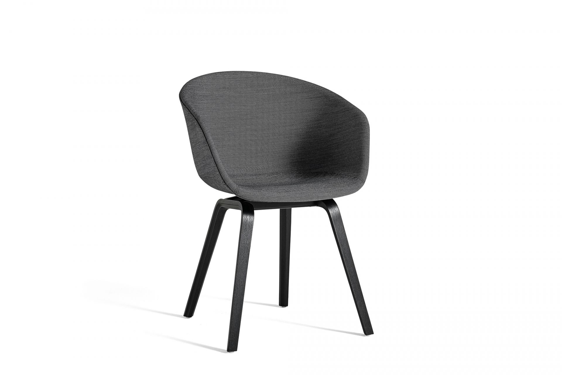 Grauer About A Chair AAC23 Stuhl von Hay mit Vollpolster und schwarzem Holzgestell.