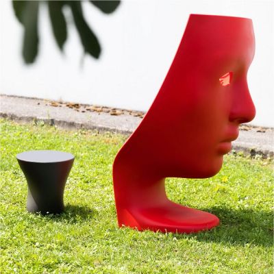 Driade TOKYO-POP Stuhl in Rot und grauer Hocker auf Rasen, modernes Gartenmöbel-Set.
