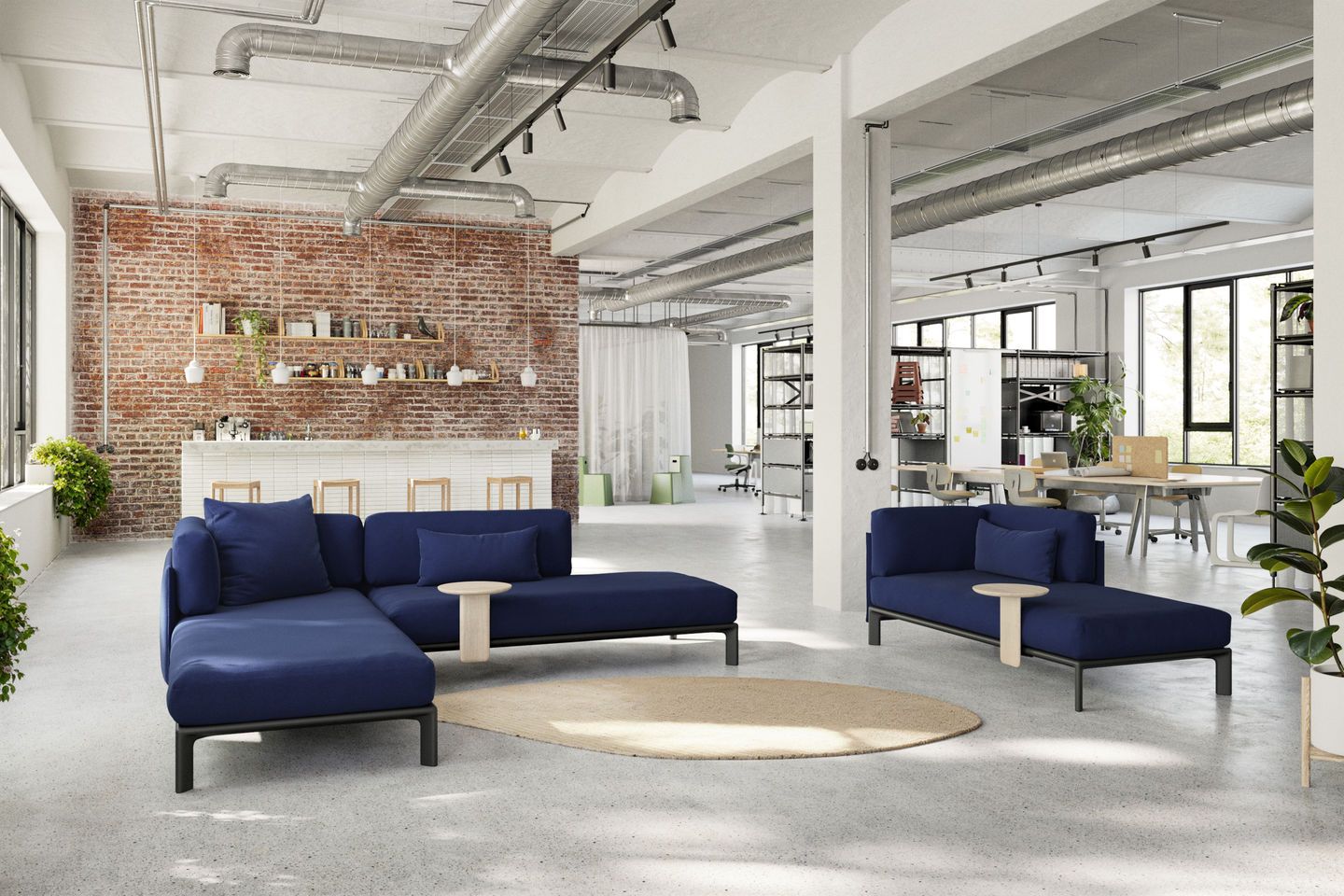 Büro-Lounge mit blauem Anagram Plattformverbinder Sofa von Vitra, Teppich und industriellem Design für moderne Arbeitsplätze.