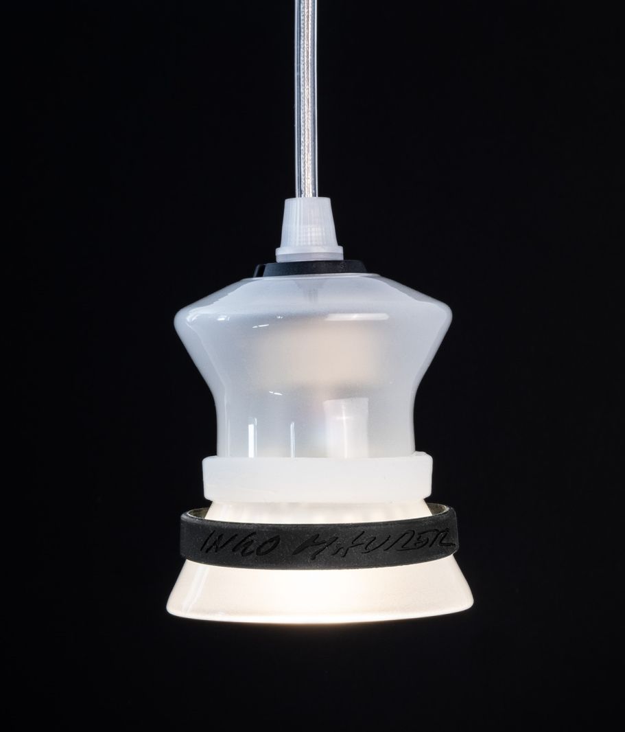 Pic-A-Stic Pendelleuchte von Ingo Maurer, moderne Hängelampe mit mattiertem Lampenschirm und schwarzem Zierband.
