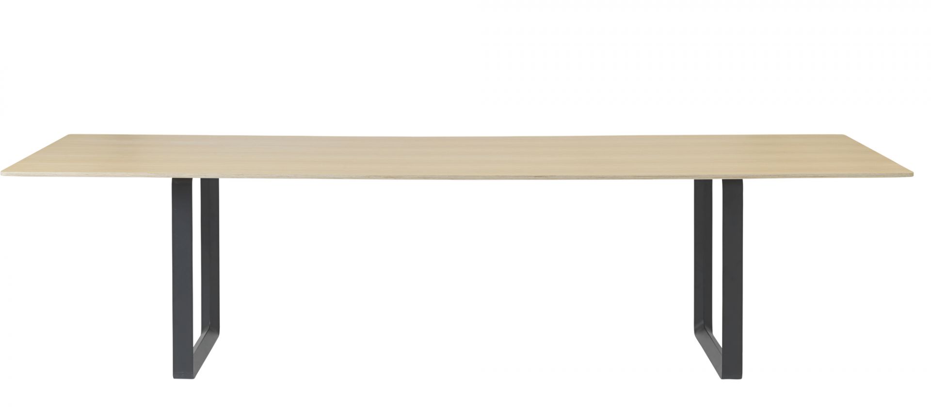 Muuto 70/70 Table: Heller Holztisch mit schwarzen U-förmigen Beinen, ideal für Esszimmer oder Büro.