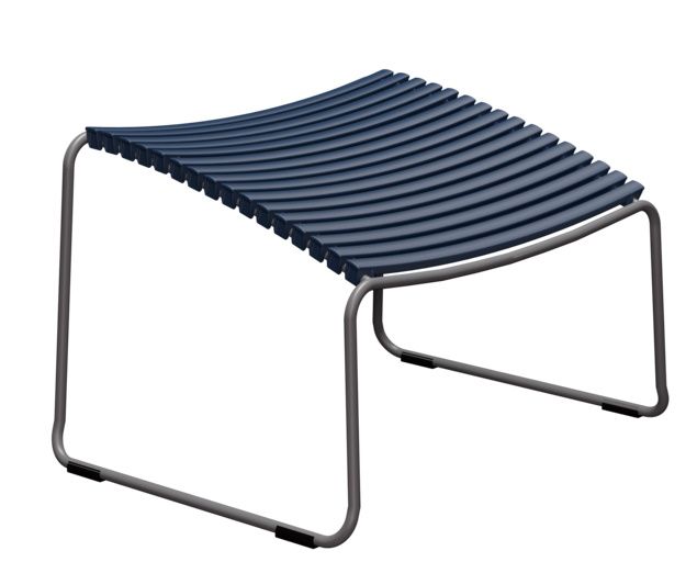 Houe Click Fußhocker für den Außenbereich, blaues Kunststoff-Lamellendesign auf grauem Metallgestell.