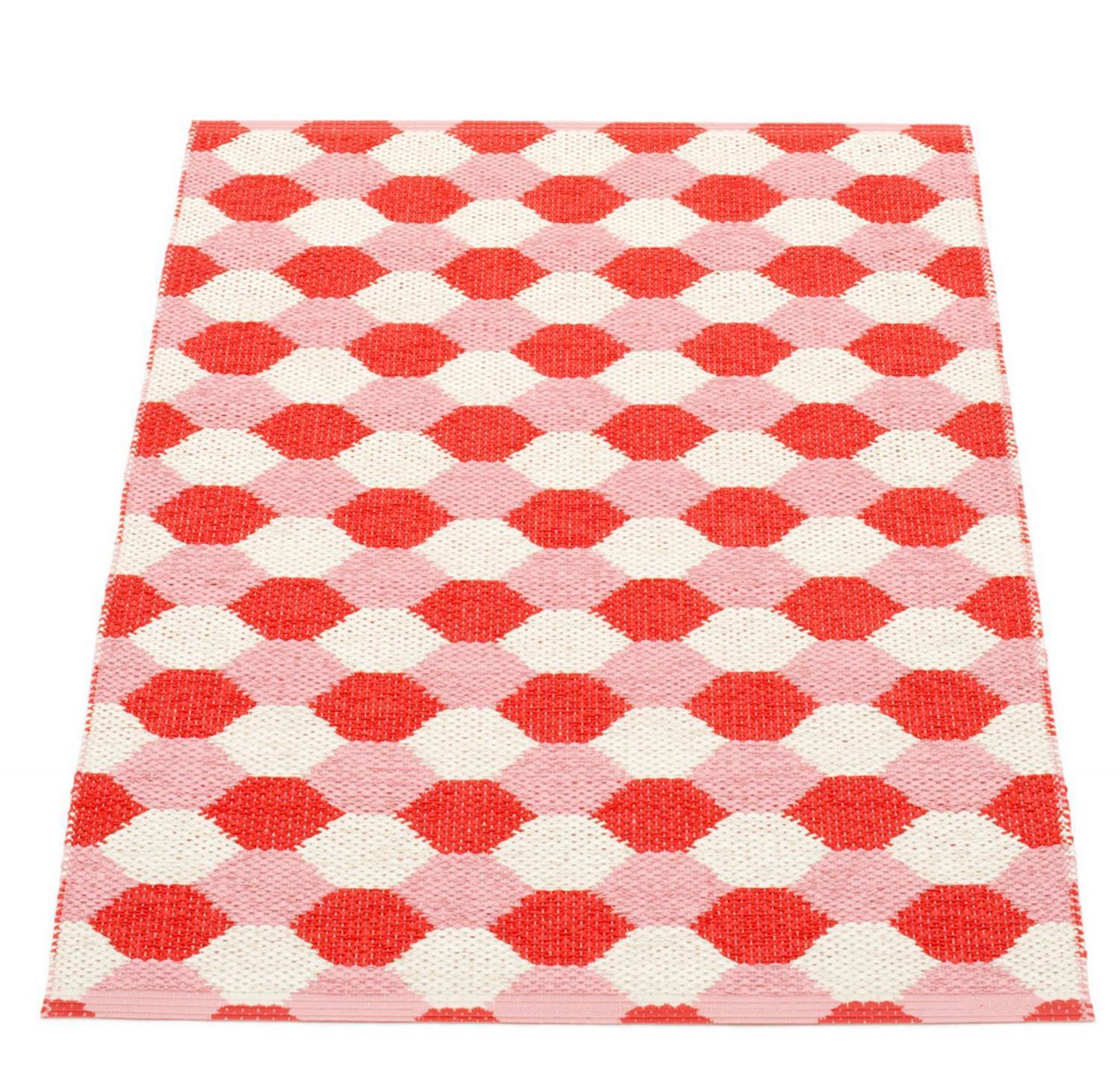 Dana Kunststoffteppich 70x100 in Koralle Rot mit Rautenmuster, Pappelina Teppich für Innen und Außen.