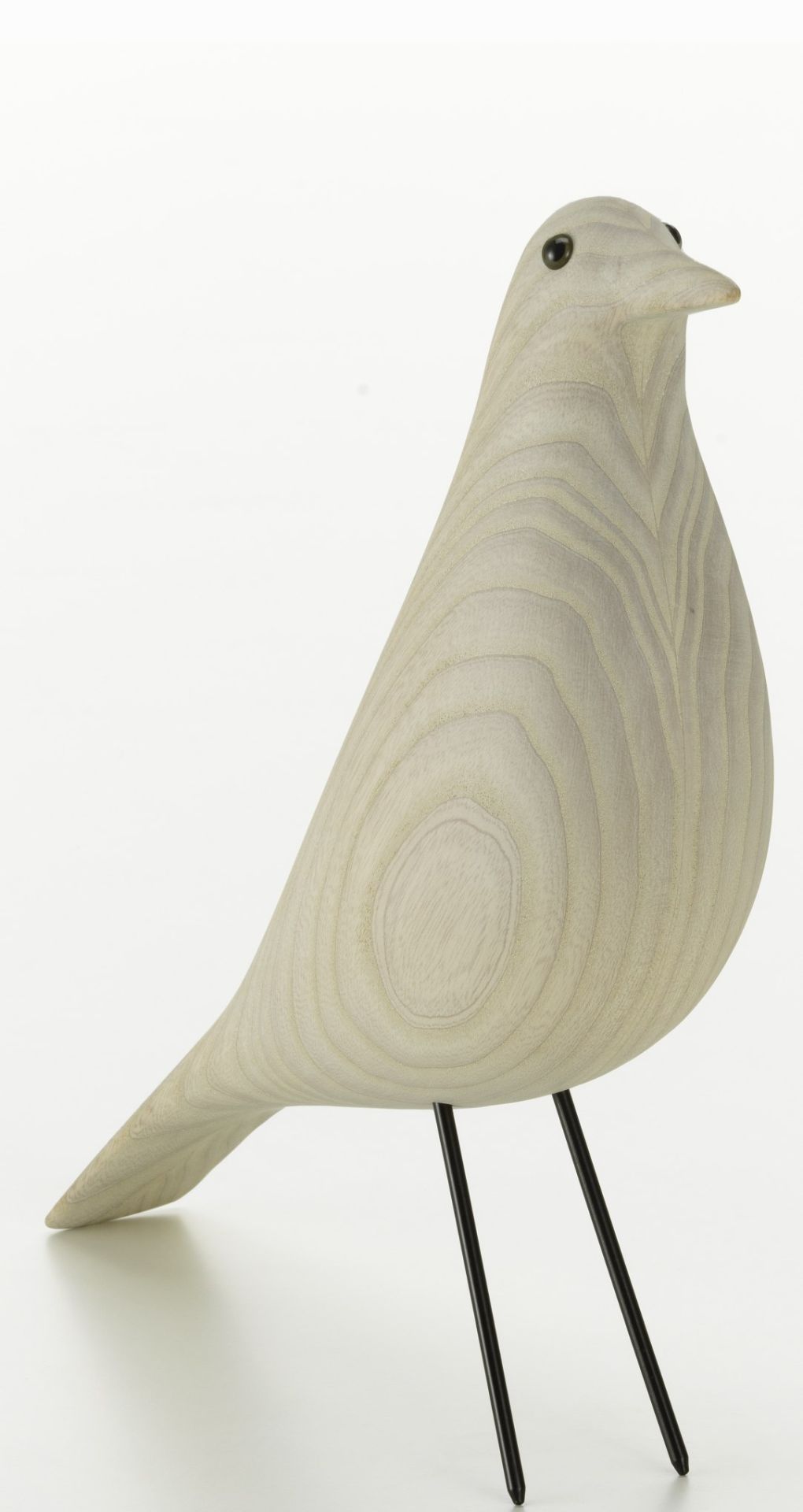 Eames House Bird Skulptur aus Esche, weiß geölt, von Vitra, Detailansicht auf weißem Hintergrund.