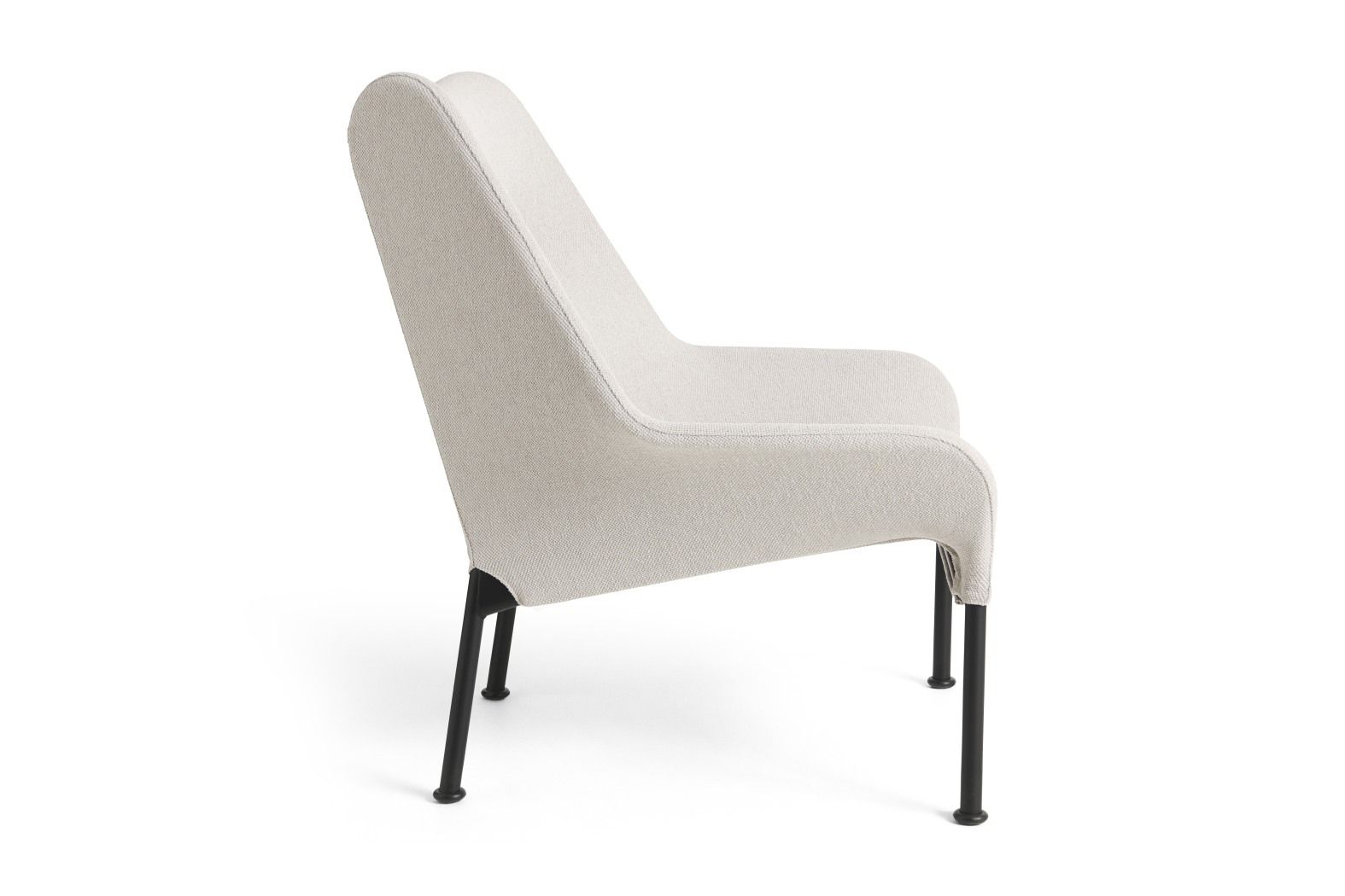 Hay Sessel 02 Lounge Chair in Beige, Seitenansicht mit schwarzen Metallbeinen auf weißem Hintergrund.