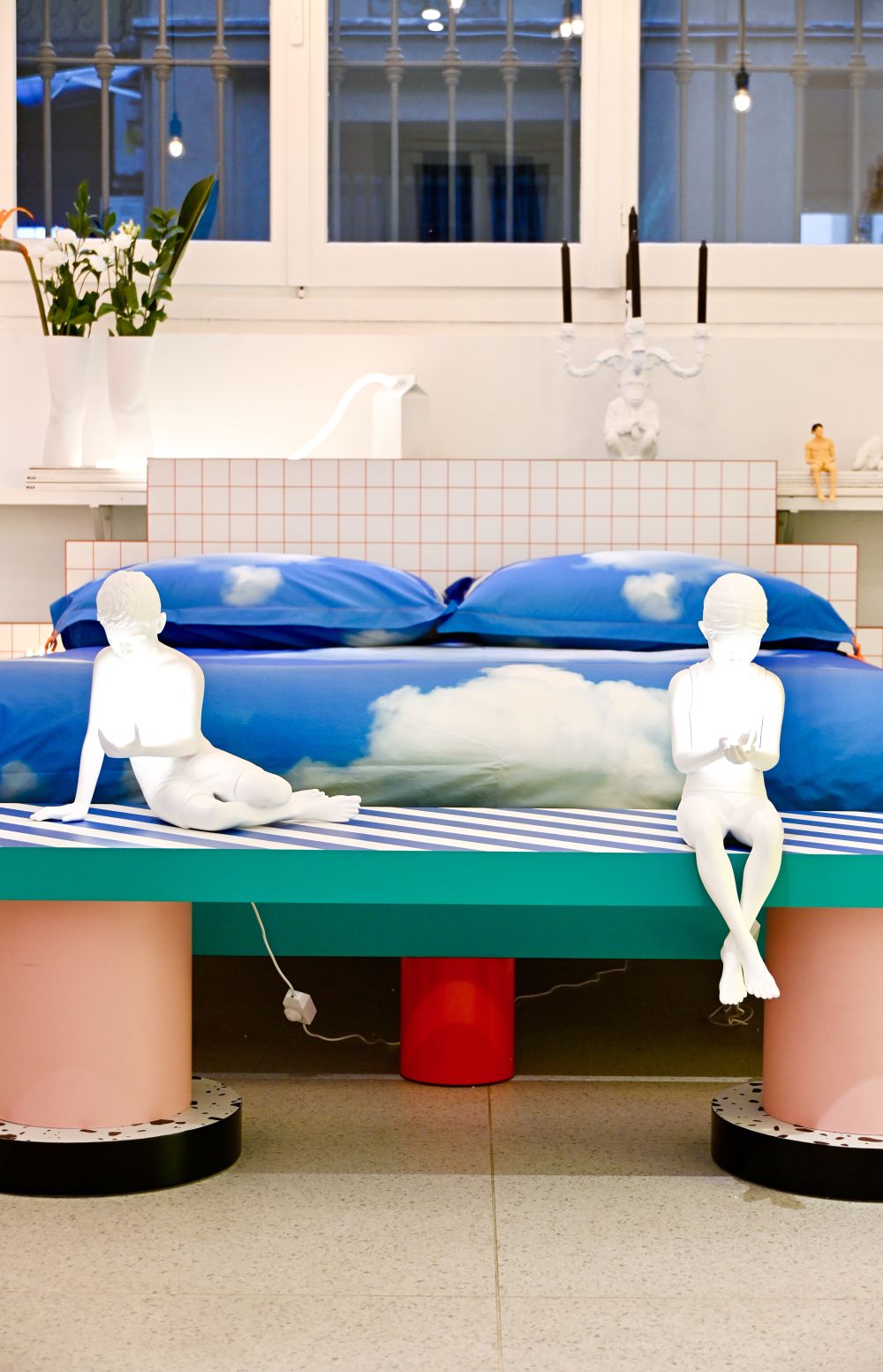 Superbed Bett von Seletti mit blauem Himmel-Motiv, Figuren und farbenfrohem, modernem Design.