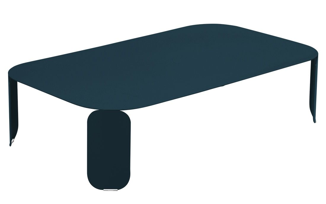 Bebop Low Table von Fermob, blauer Outdoor-Couchtisch aus Metall für Garten und Terrasse.