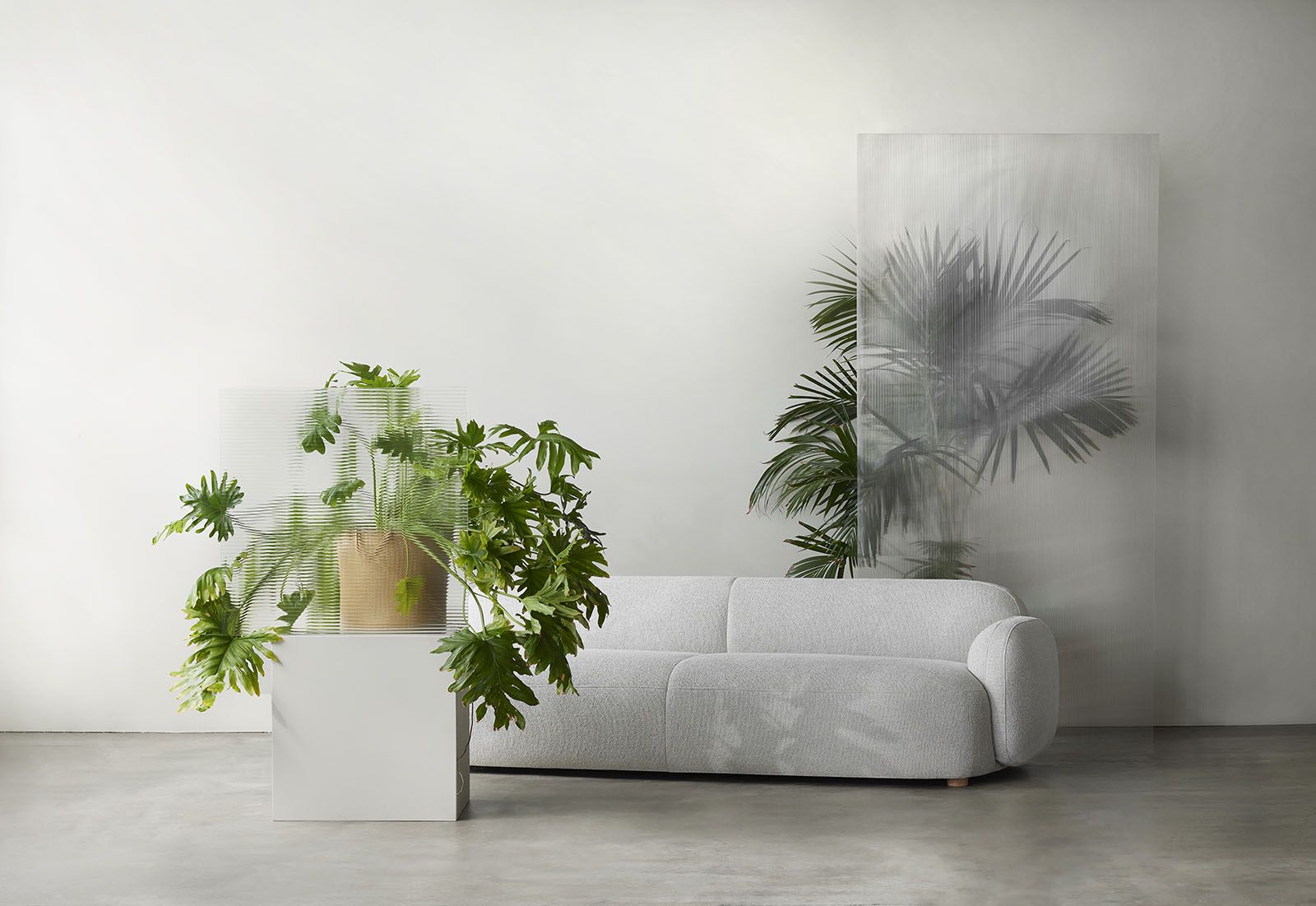Gem Sofa 3-Sitzer von Northern, braunes Stoffsofa im minimalistischen Wohnzimmer mit Pflanzen. Bequeme Couch für modernes Wohnen.