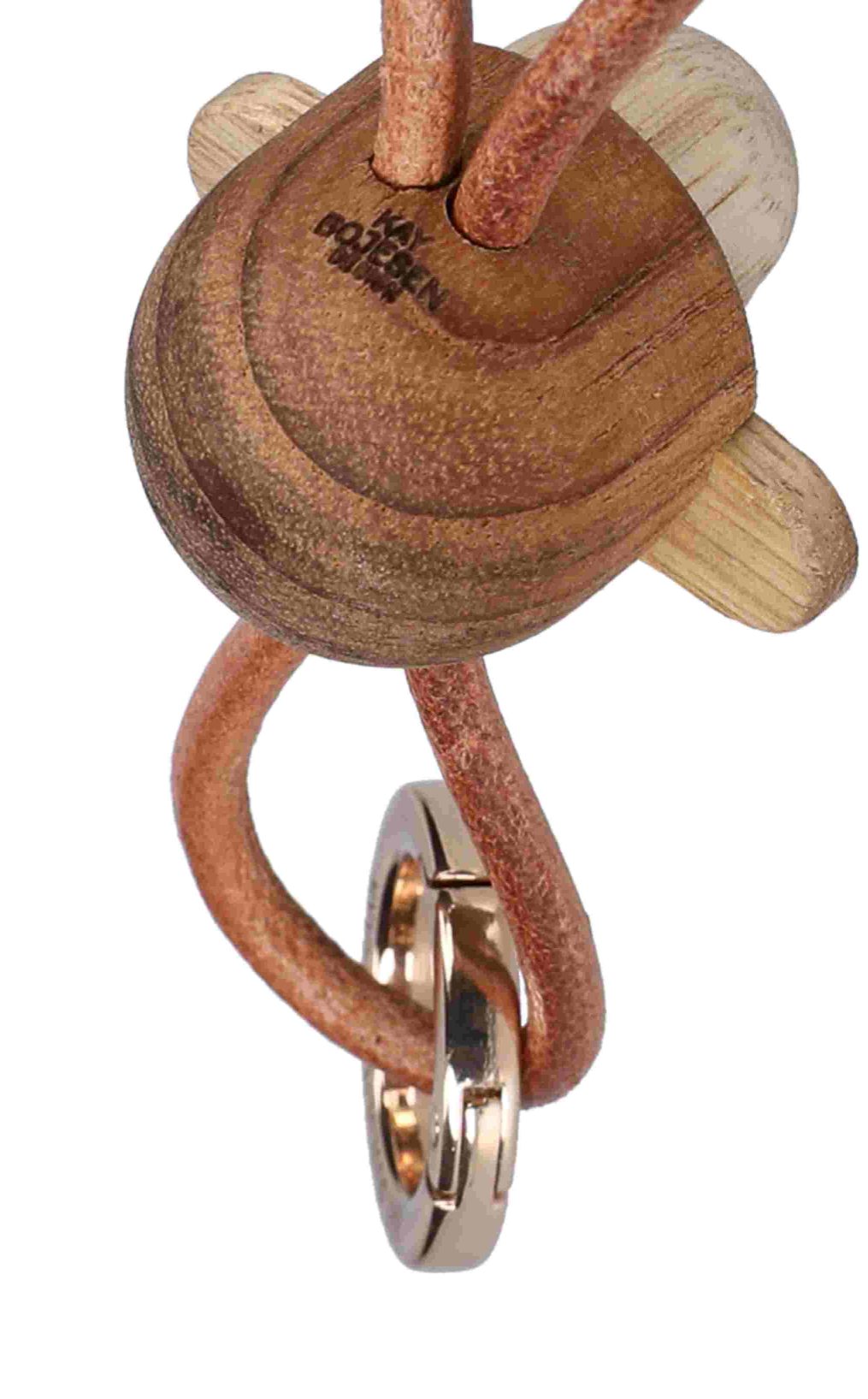 Kay Bojesen Affe Schlüsselanhänger aus Holz mit goldfarbenem Metallring und braunem Lederband, Nahaufnahme.