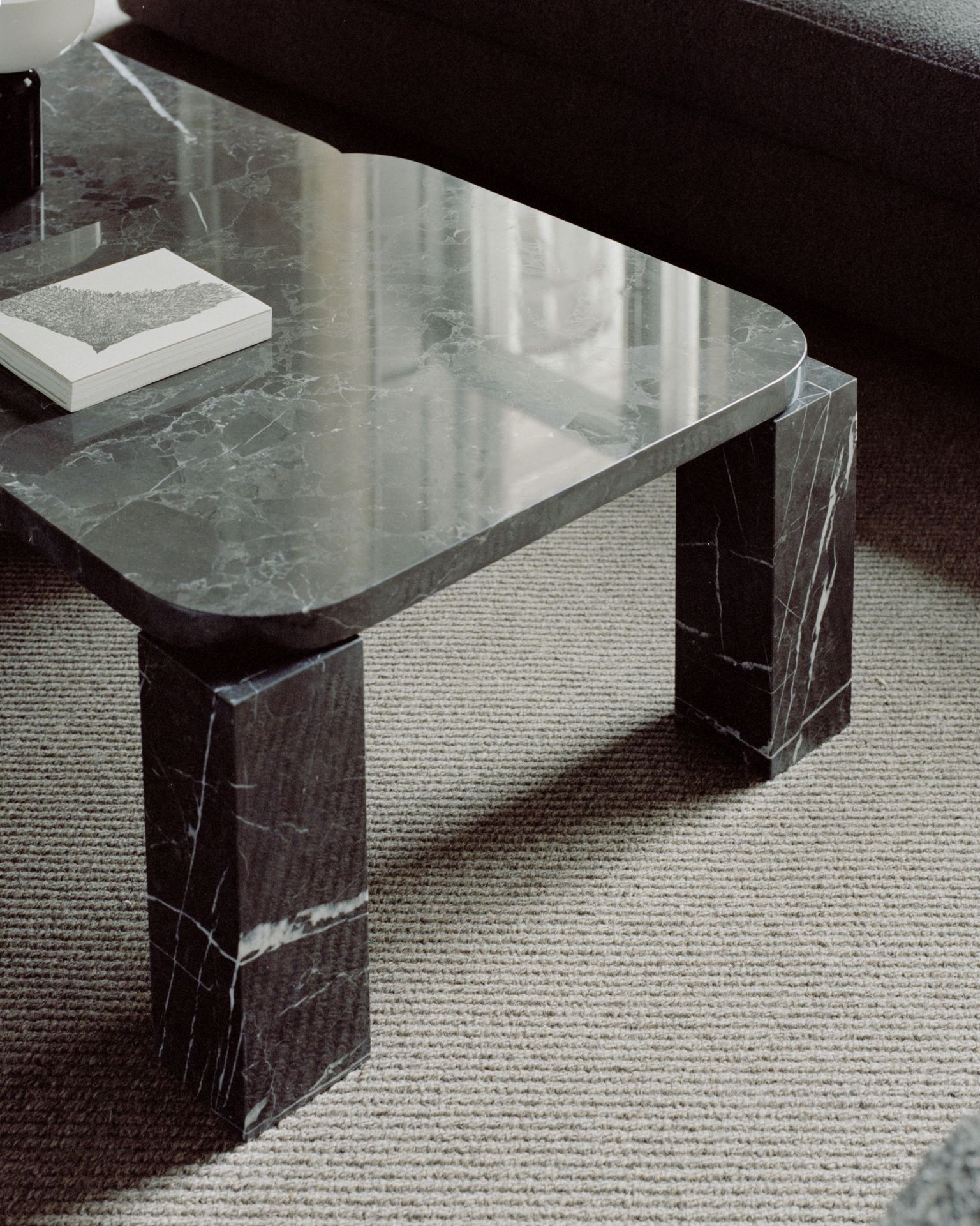 Schwarzer Atlas Couchtisch von New Works mit Marmorplatte und -füßen, modernes Wohnzimmer Möbel.