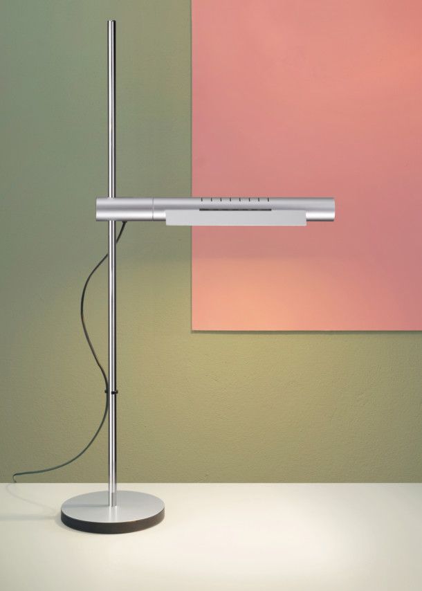 Moderne, silberne Schreibtischleuchte mit LED-Leuchtmittel und rundem Fuß für Büro oder Arbeitszimmer.