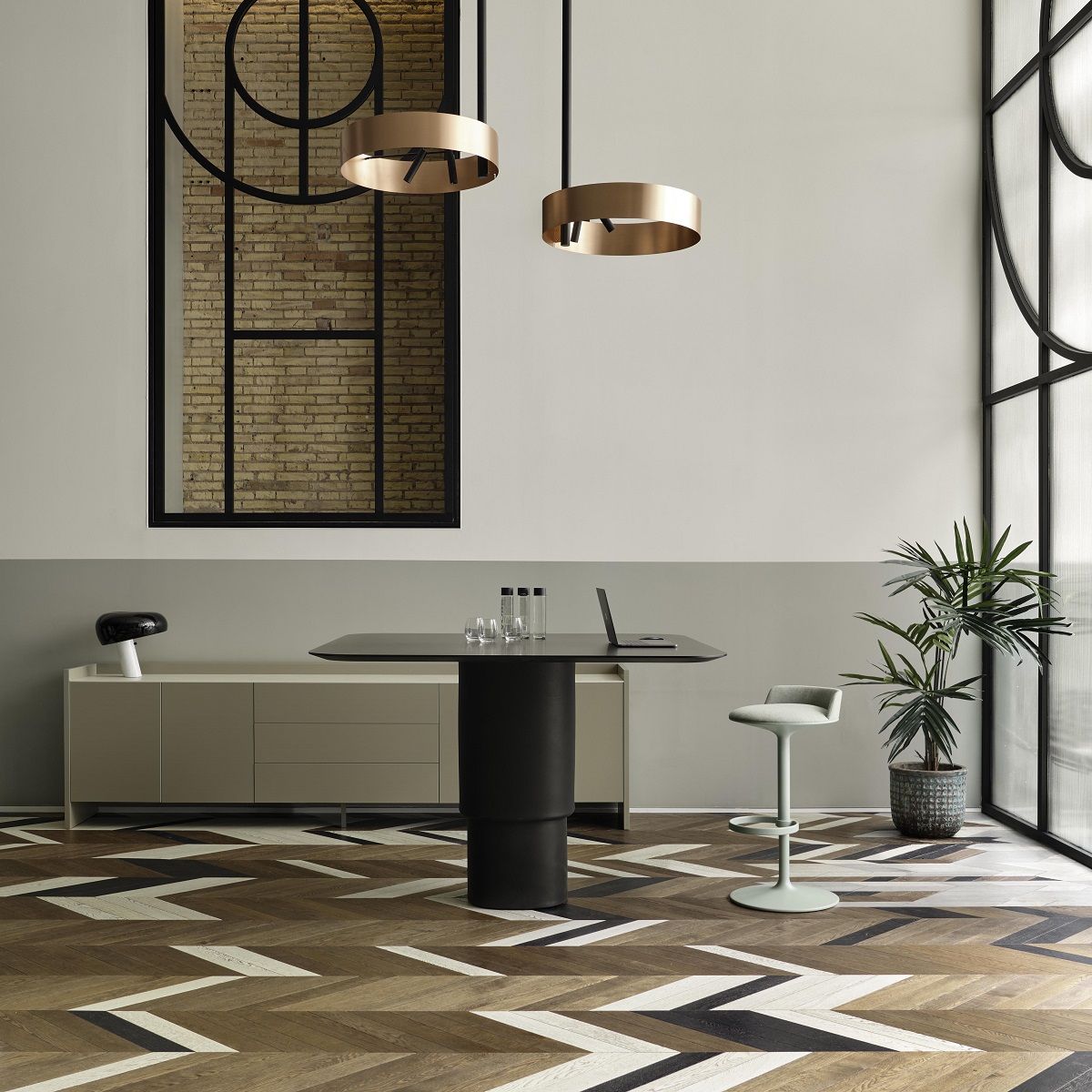 Heller Hula BQ2968 Barhocker von Andreu World in modernem Interieur mit Tisch und Dekoration.