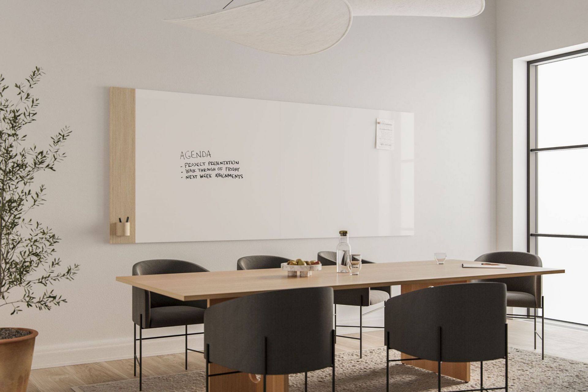 Helle Büroumgebung mit Chat Board Classic Glastafel, magnetisch, für Notizen und Präsentationen.