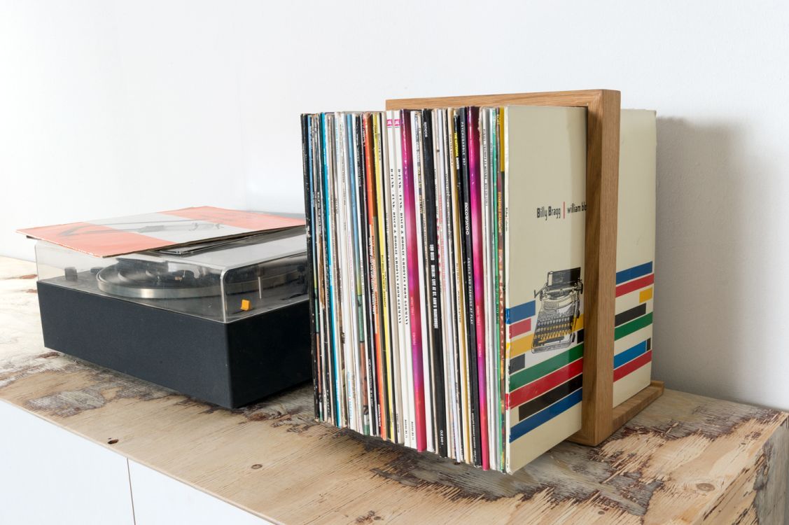 Vinyl b-Seite Plattenregal aus Eiche, das kleine b, gefüllt mit Schallplatten neben einem Plattenspieler.