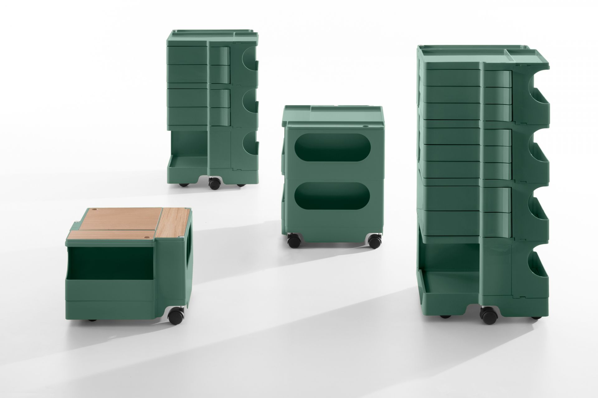 Grüne Boby Rollcontainer B-Line in verschiedenen Größen mit Schubladen, Fächern und Holzplatte auf Rollen.
