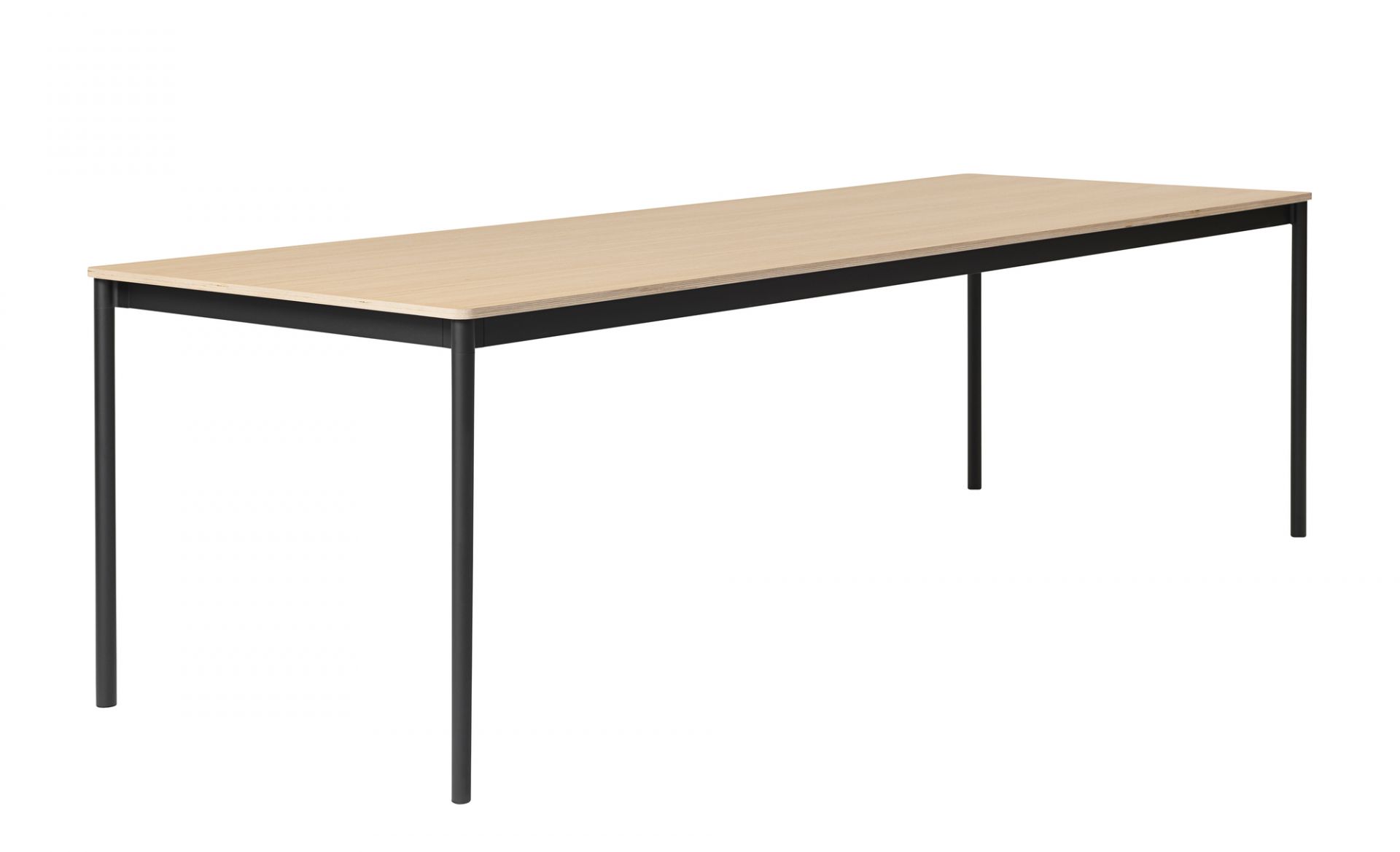 Muuto Base Table Tisch mit heller Tischplatte und schwarzem Gestell, freigestellt auf weißem Hintergrund.