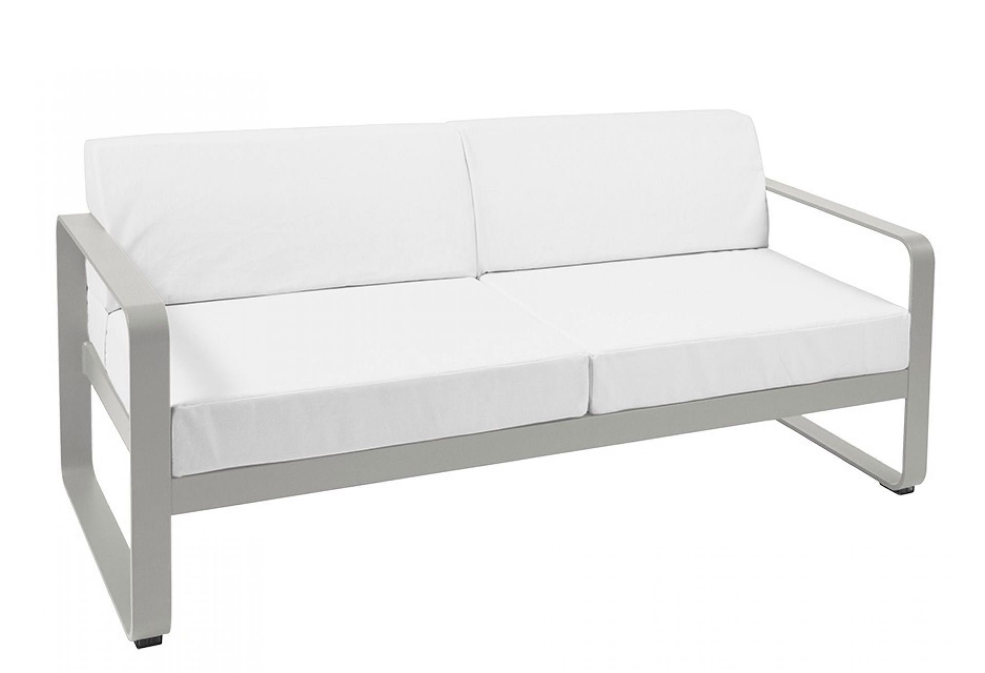 Bellevie Sofa von Fermob: Graues 2-Sitzer Outdoor Sofa mit weißen Kissen für Garten und Terrasse.