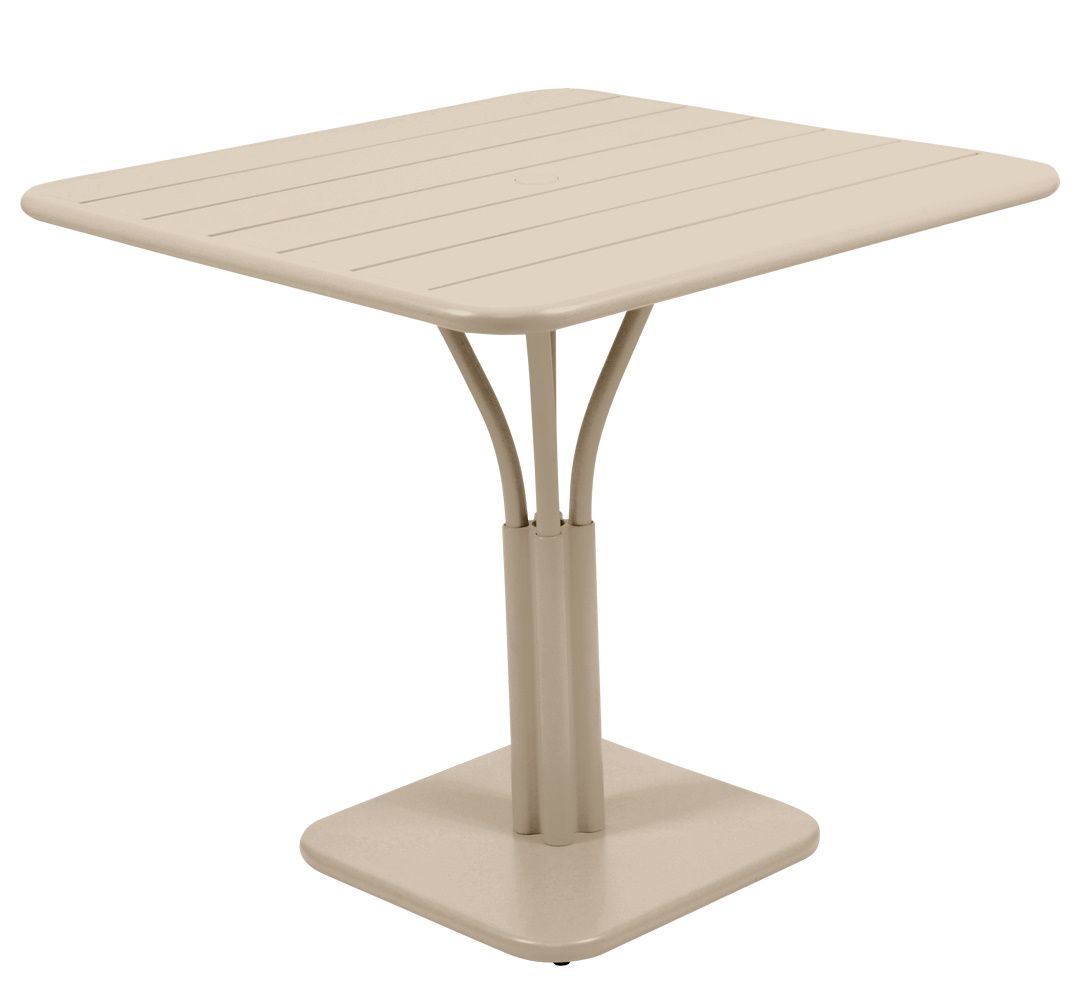Beiger Luxembourg Tisch 80x80 cm von Fermob für den Outdoor-Bereich, quadratisch und modern.