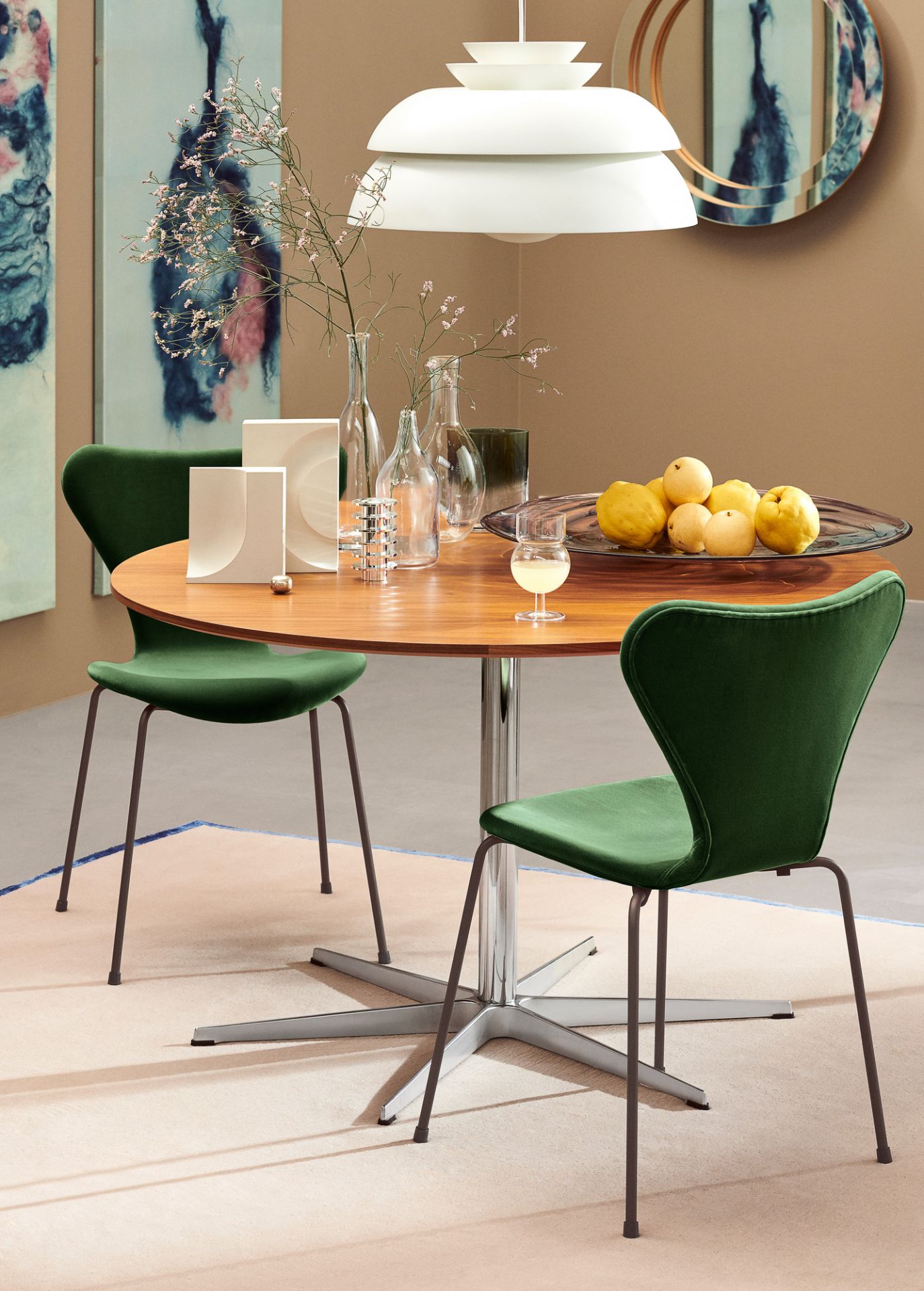 Zwei grüne Series 7 Stühle Belfast von Fritz Hansen mit Samtbezug an einem Holztisch.