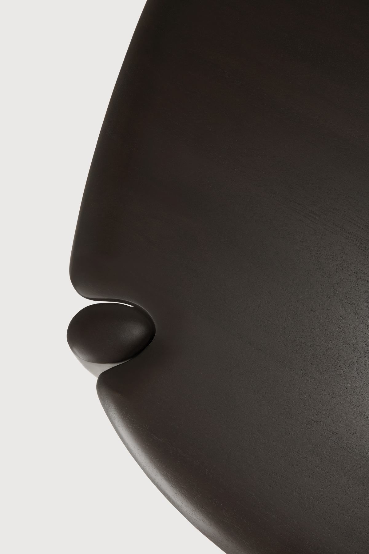 Detailaufnahme der dunklen Holzoberfläche des Ethnicraft PI Coffee Table Couchtisches mit einzigartigem Designelement.
