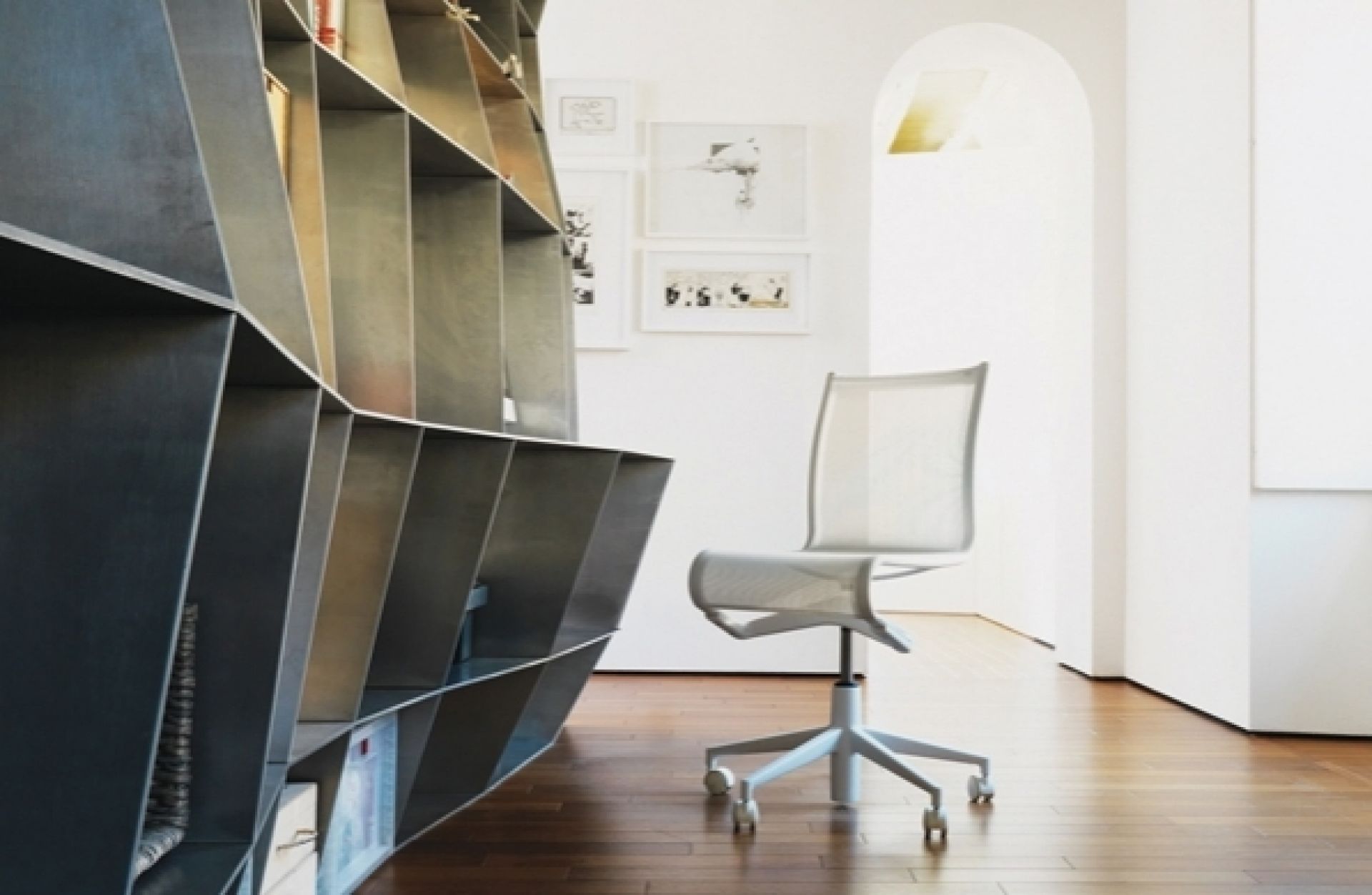 Rollingframe 432 Bürodrehstuhl von Alias in Weiß mit Netzrücken und Rollen vor modernem Hintergrund.