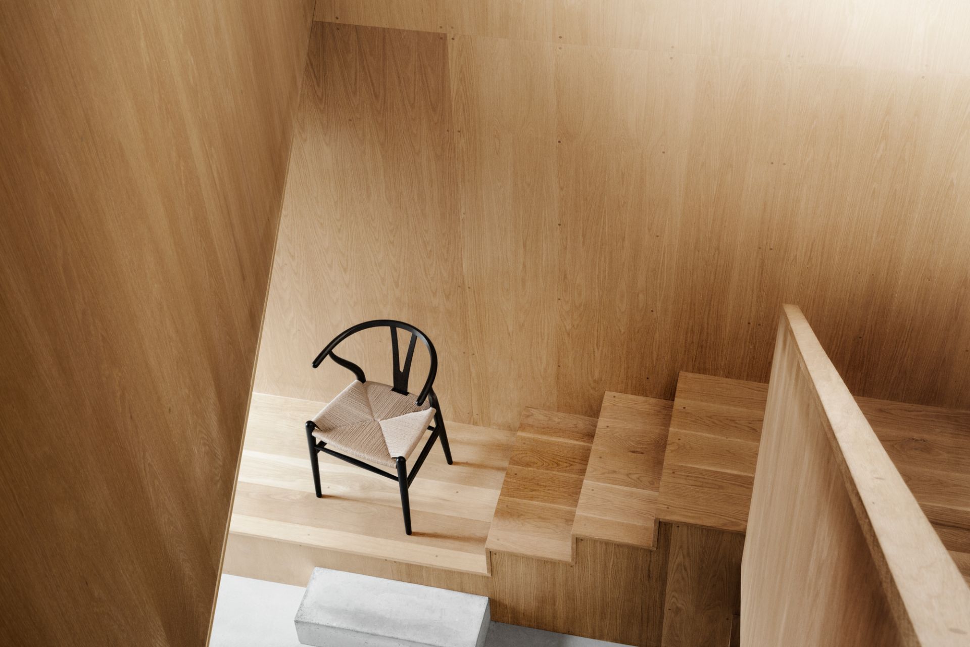 CH24 Wishbone Chair von Carl Hansen & Søn: Schwarzer Holzrahmen mit geflochtener Sitzfläche. Designklassiker.