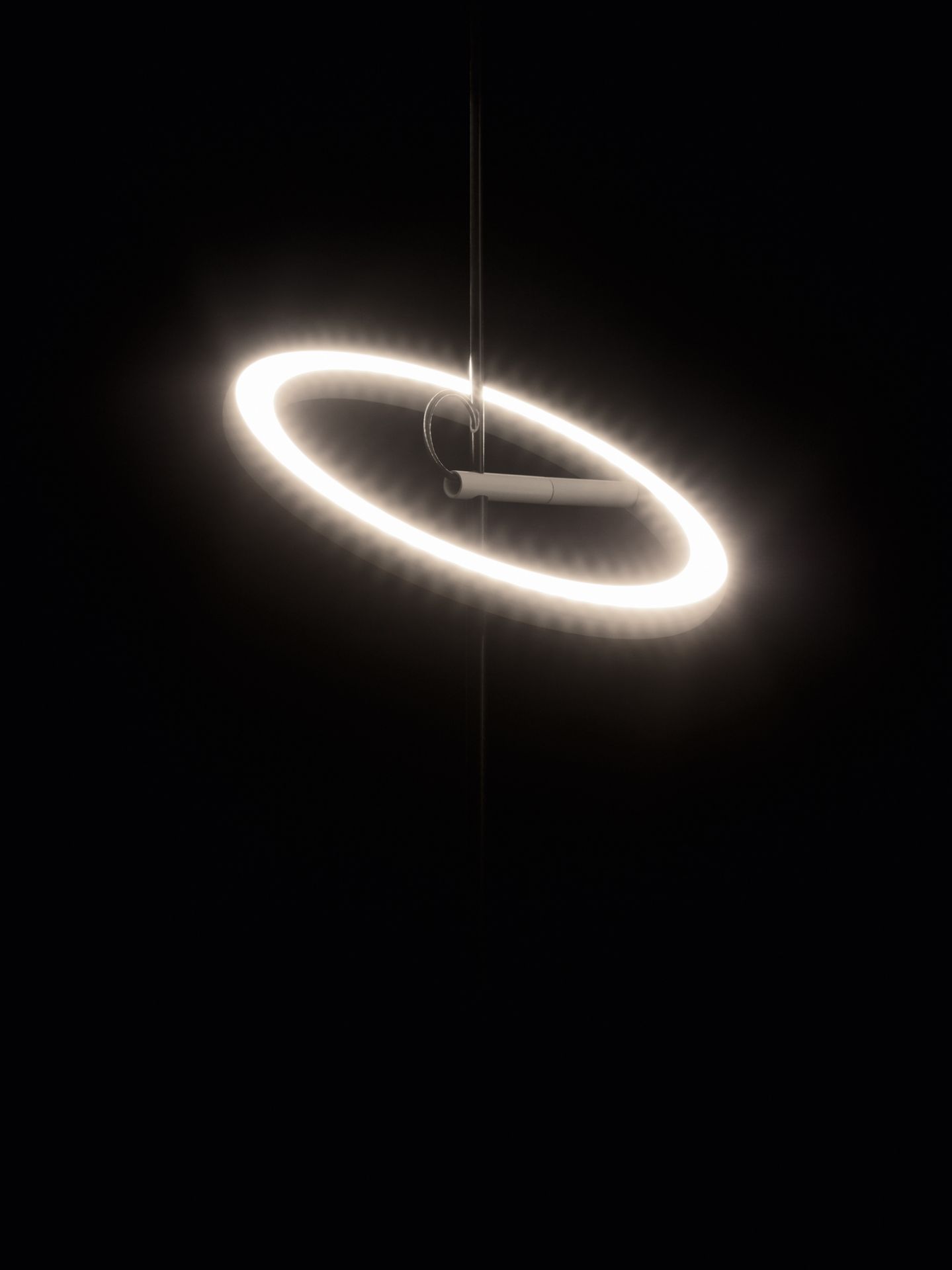 Ringelpiez Stehlampe von Ingo Maurer in Schwarz: Moderne LED-Stehleuchte mit ringförmigem Licht.