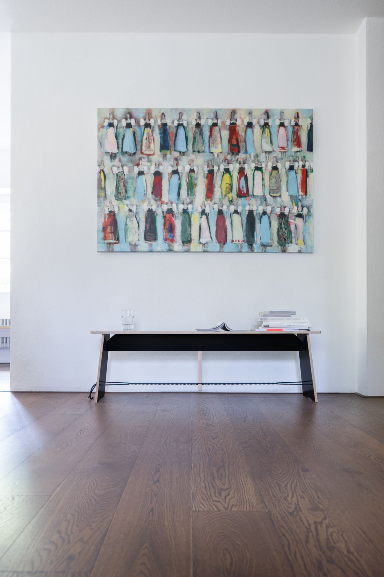 Langer Max Sitzbank von Nils Holger Moormann, minimalistisches Design mit Holz und schwarzen Akzenten.