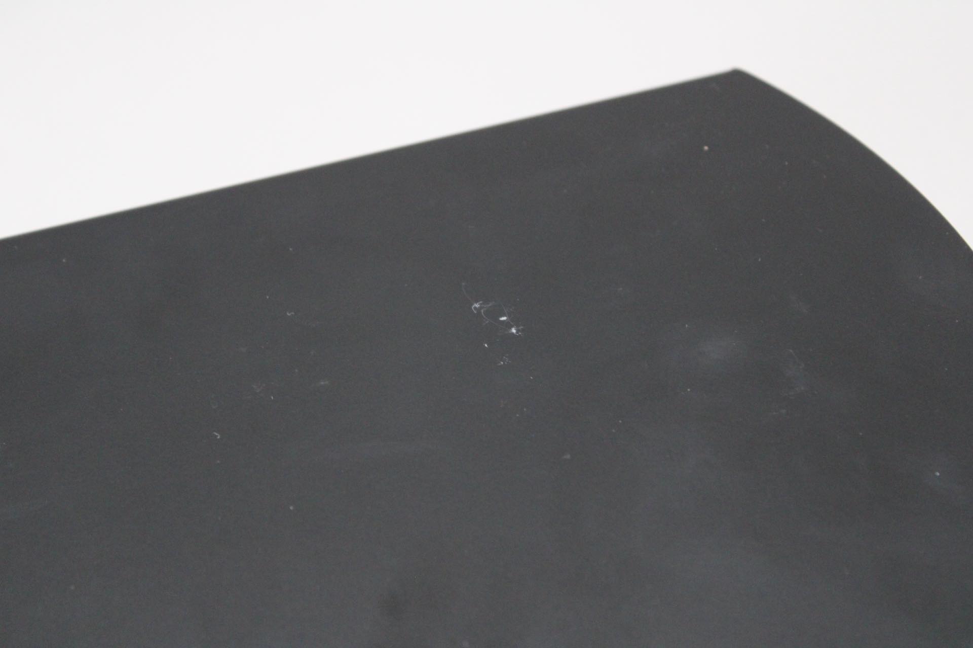 Detailaufnahme der schwarzen Wallie Wandschublade von Woud, ein Mängelexemplar mit kleinen Kratzern auf der Oberfläche.