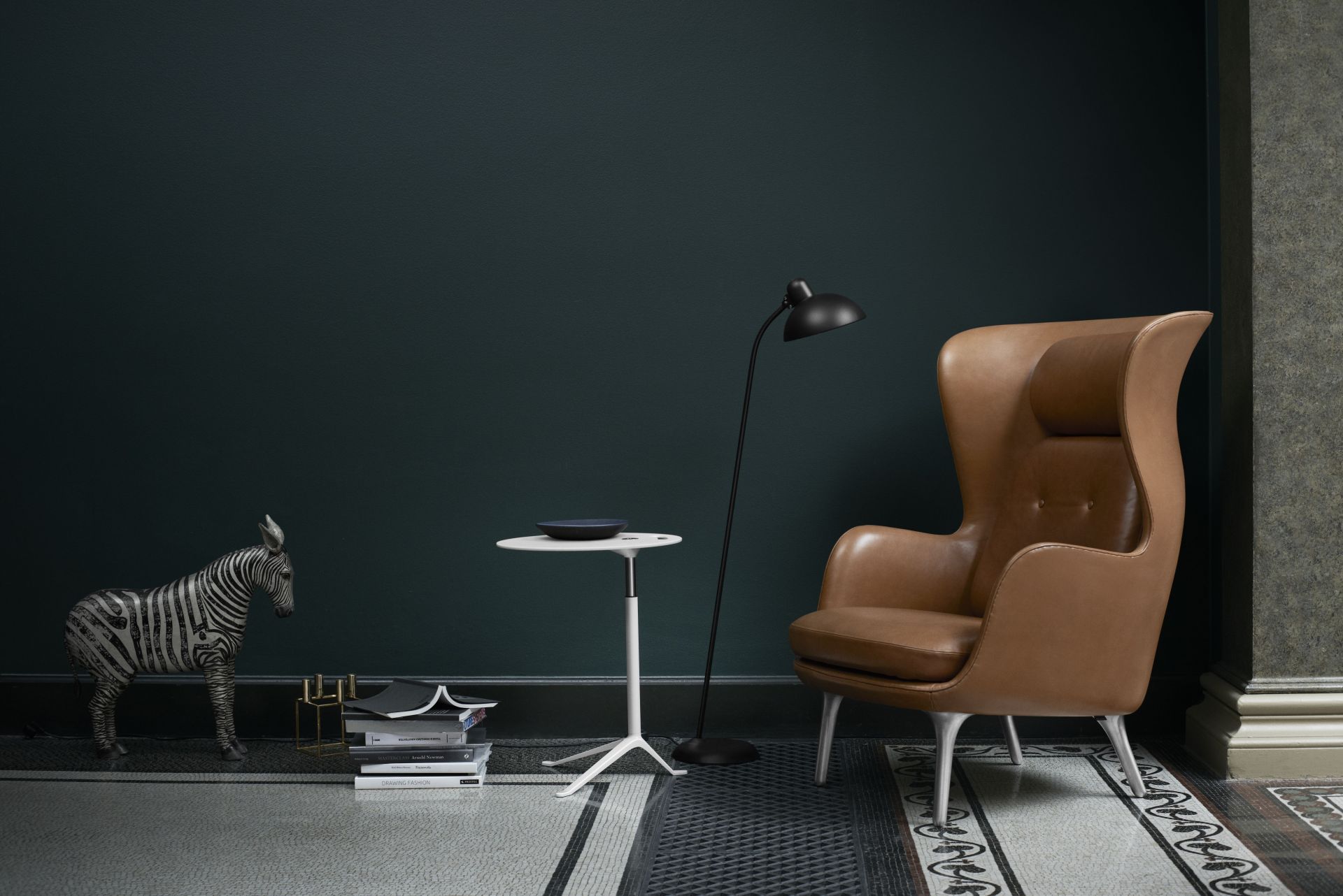 Ro Sessel von Fritz Hansen, brauner Ledersessel mit hoher Rückenlehne und minimalistischem Design.
