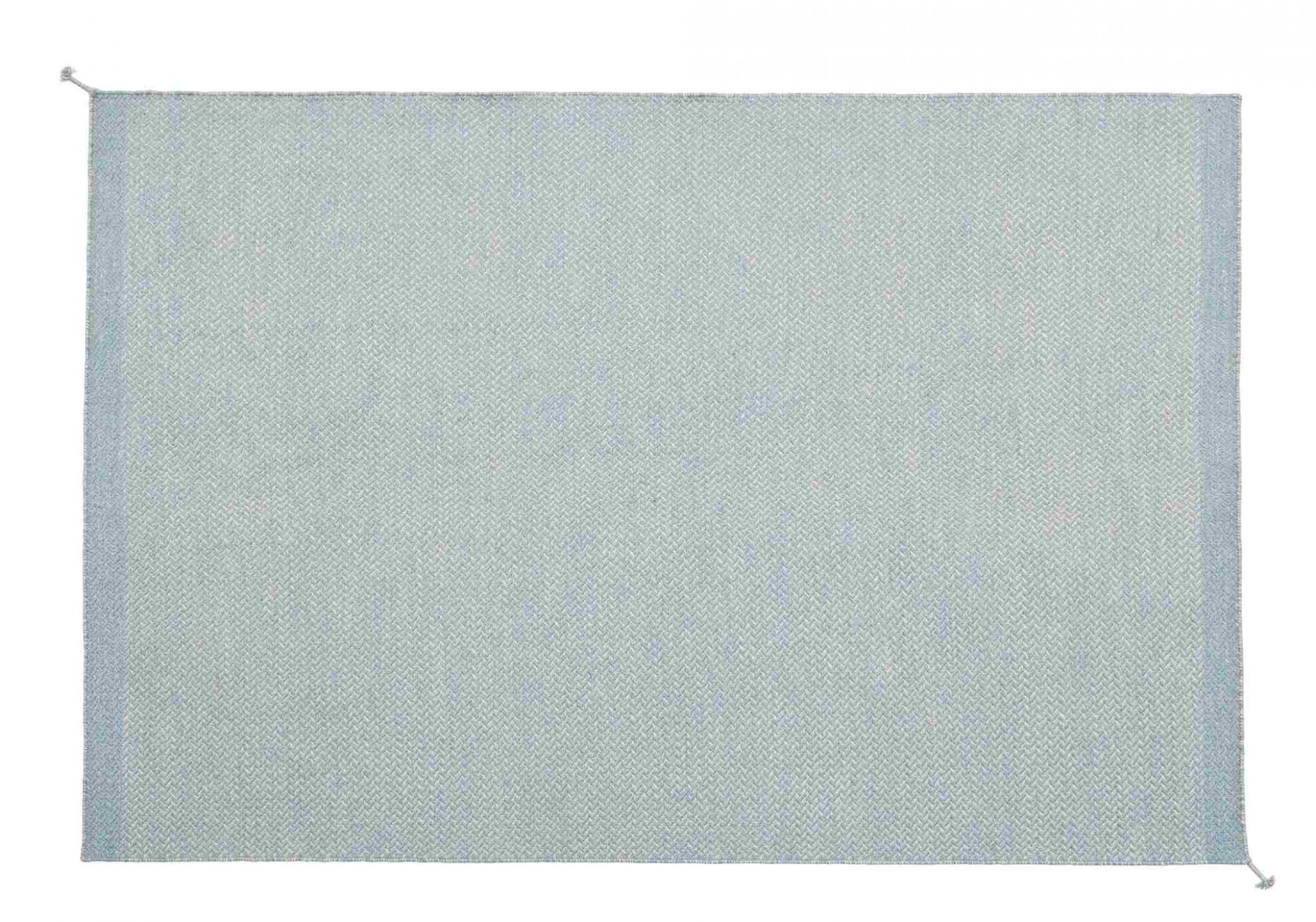 Ply Rug von Muuto: Rechteckiger, hellgrauer Teppich aus recyceltem Polyester für Innen- und Außenbereiche.