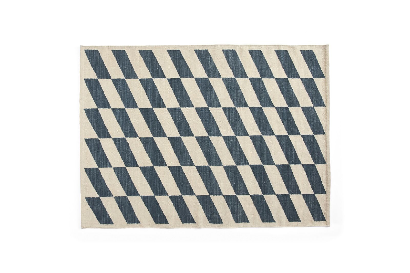 Shift Kelim Teppich von Hay mit geometrischem Rautenmuster in Blau und Beige. Moderner Teppich.