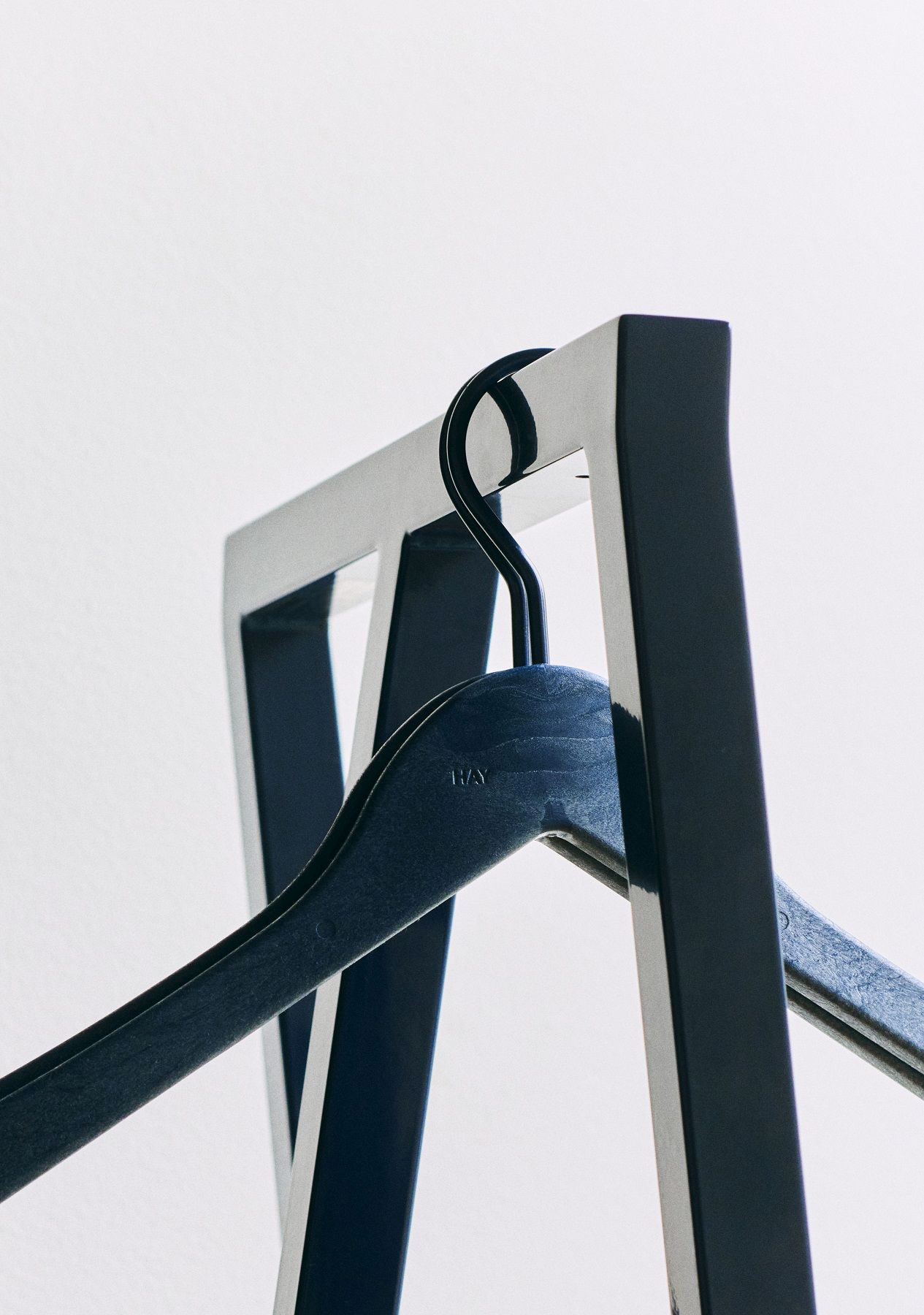 Detailaufnahme der Hay Loop Stand Hall Garderobe mit blauem Kleiderbügel vor weißem Hintergrund.