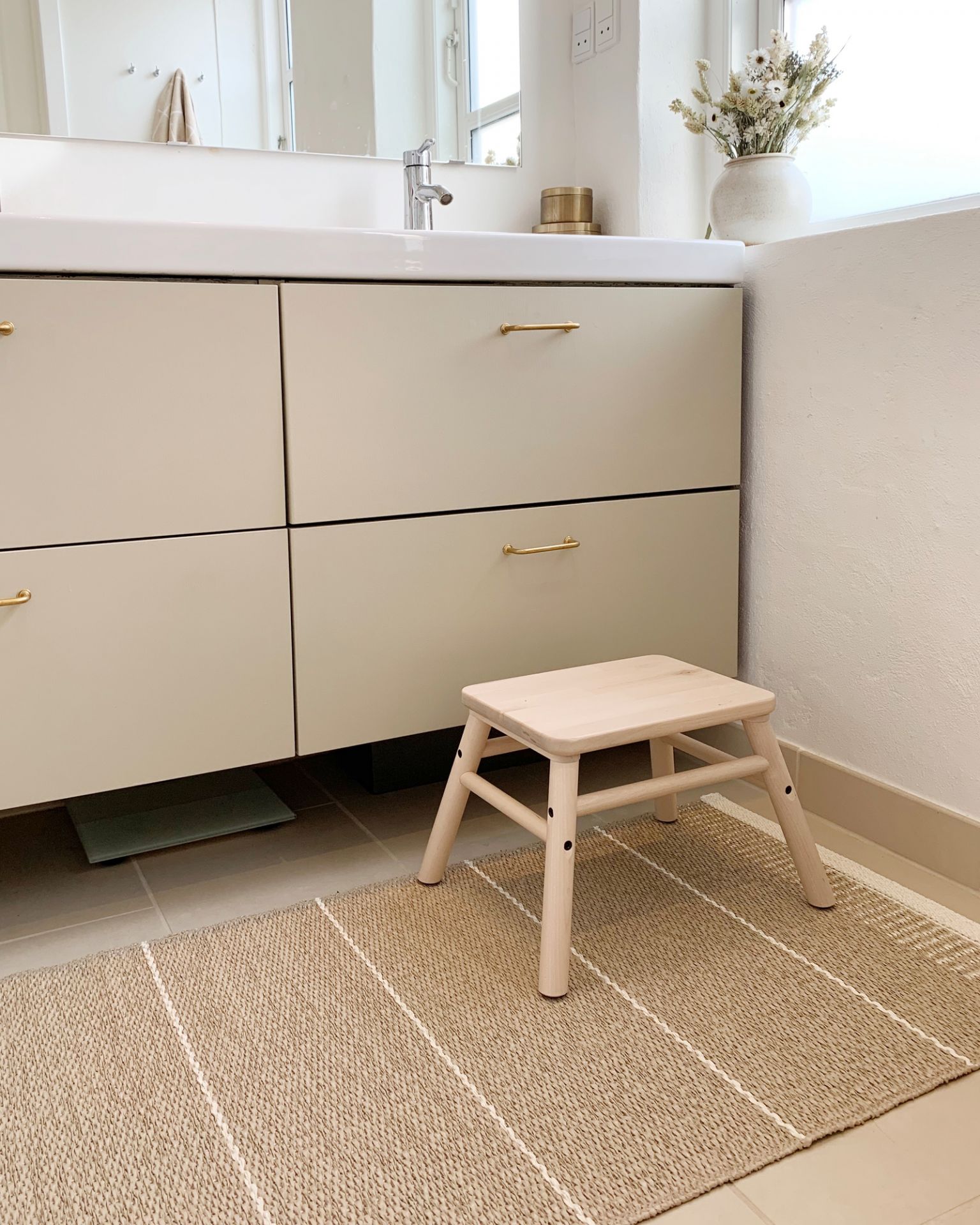 Belle Kunststoffteppich von Pappelina, 60x200 cm in Beige mit weißen Streifen im Badezimmer.
