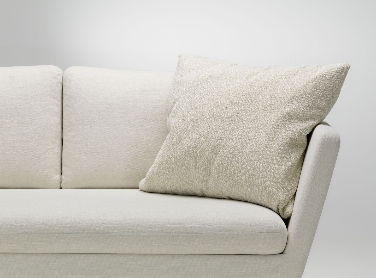 Vitra Cushions Kissen in Beige auf einem Sofa, modernes Wohnaccessoire für stilvolles Interieur.
