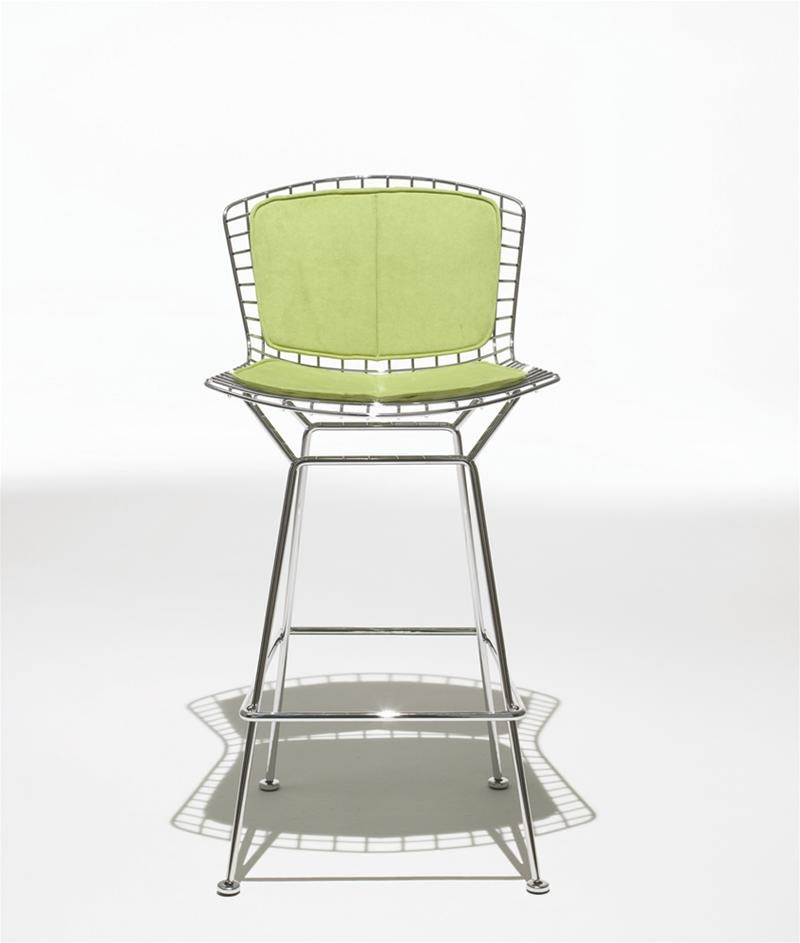 Bertoia Barhocker von Knoll International mit grüner Sitzfläche und verchromtem Drahtgestell.