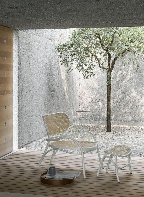 Lehnstuhl mit Hocker von Wiener GTV Design, Rattan Geflecht und weißem Gestell im Außenbereich.