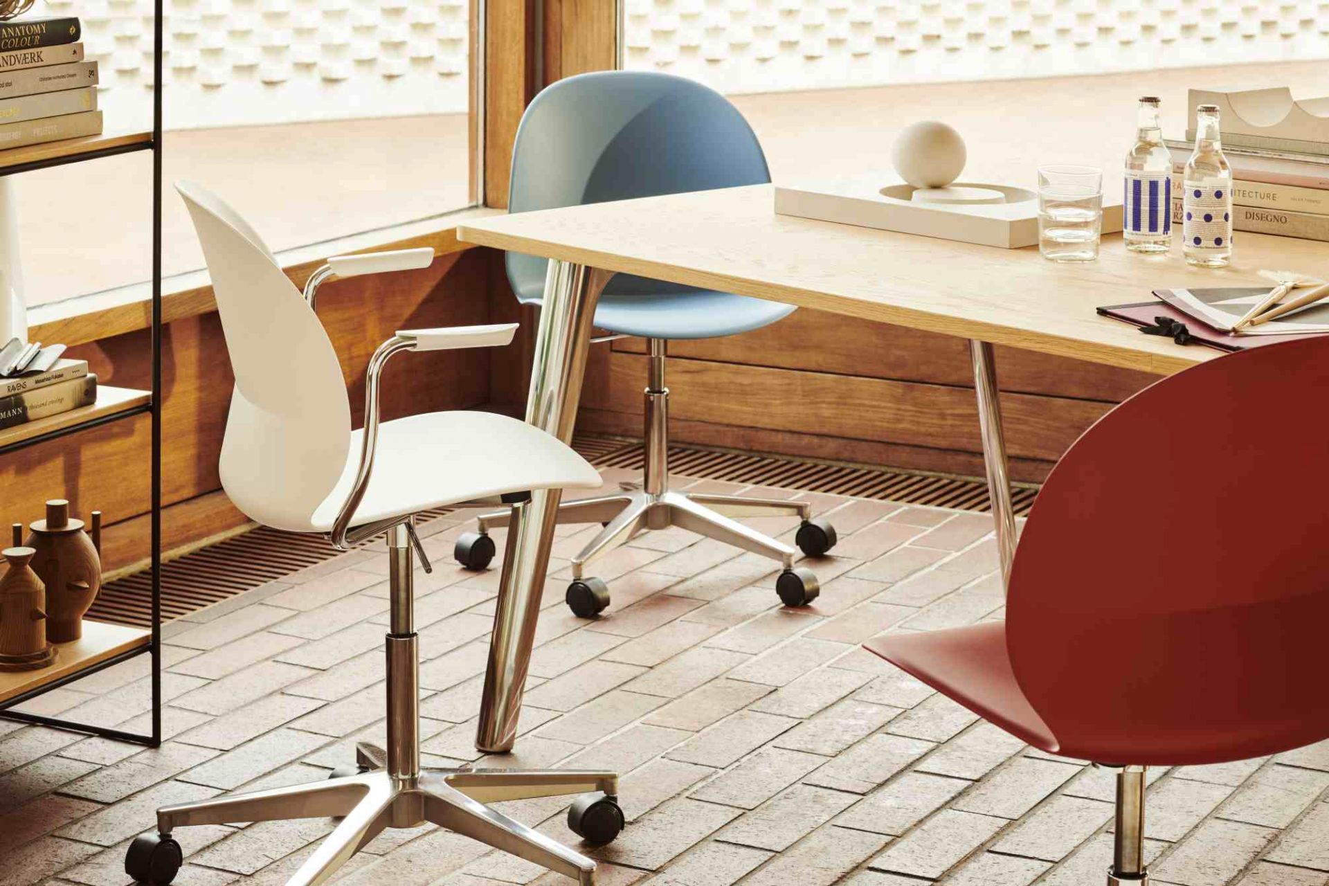 Nahaufnahme von Fritz Hansen N02 Recycle Stühlen in Weiß, Blau und Rot an einem Holztisch.