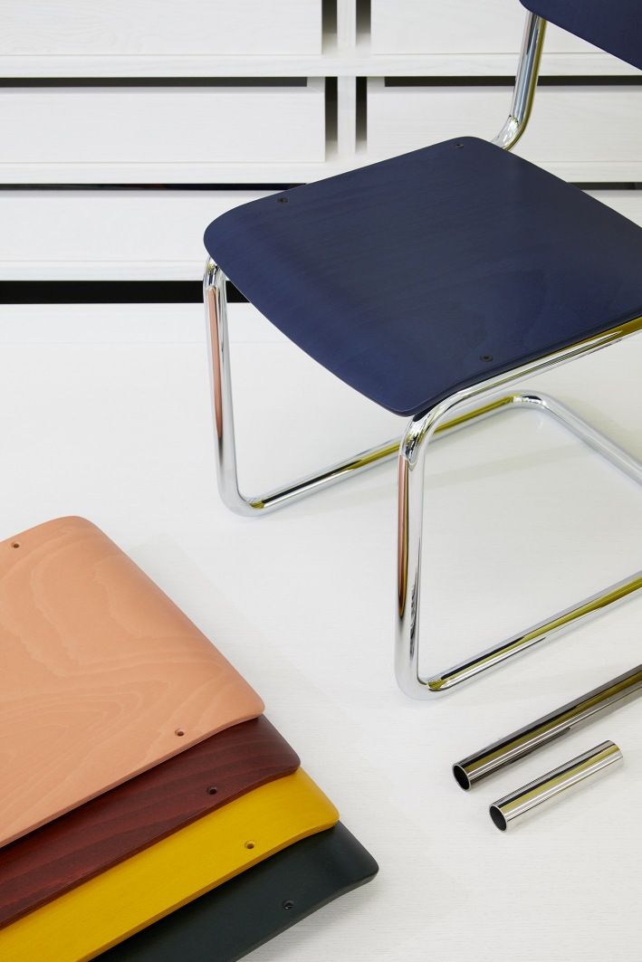 S 43 K Thonet Kinderstuhl Freischwinger mit blauem Sitz und Chromgestell, dazu farbige Sitzflächen zur Auswahl.