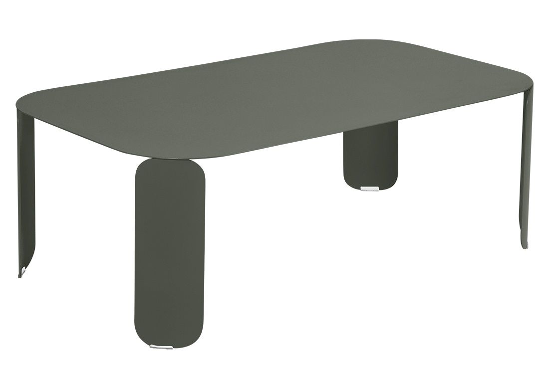 Bebop Low Table von Fermob, ein moderner, rechteckiger Outdoor-Tisch in dunklem Grün.