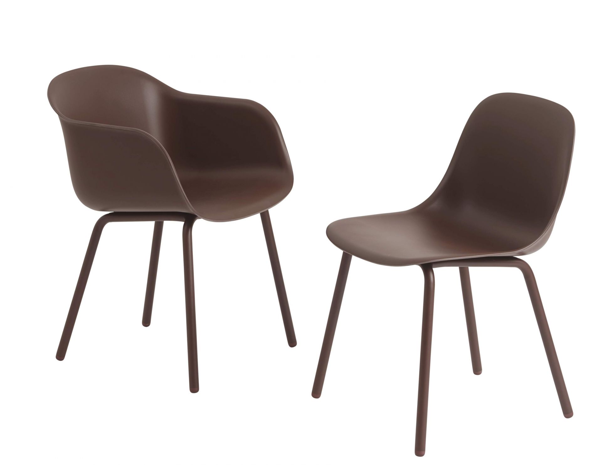 Zwei braune Fiber Outdoor Sidechair Stühle von Muuto, einer mit Armlehne, auf weißem Hintergrund.