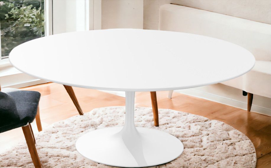Weißer Saarinen Couchtisch von Knoll International mit runder Tischplatte und Tulpenfuß.