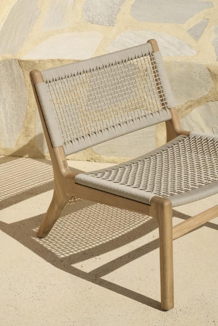 Detailaufnahme des Ethnicraft Jack Loungesessels: Teakholzrahmen mit beige Kordelgeflecht für den Außenbereich.