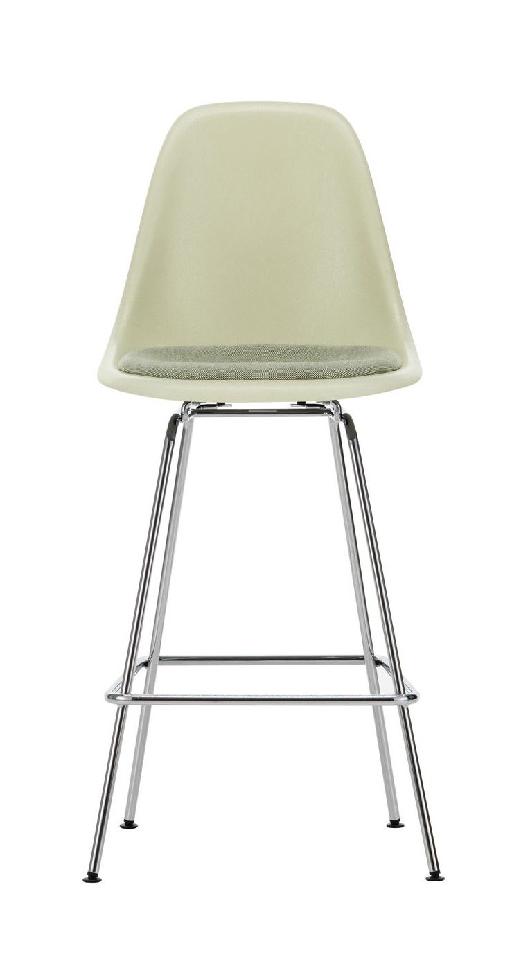 Vitra Eames Fiberglass Bar Stool Medium mit Sitzpolster, hellgrüner Hocker mit Chromgestell.
