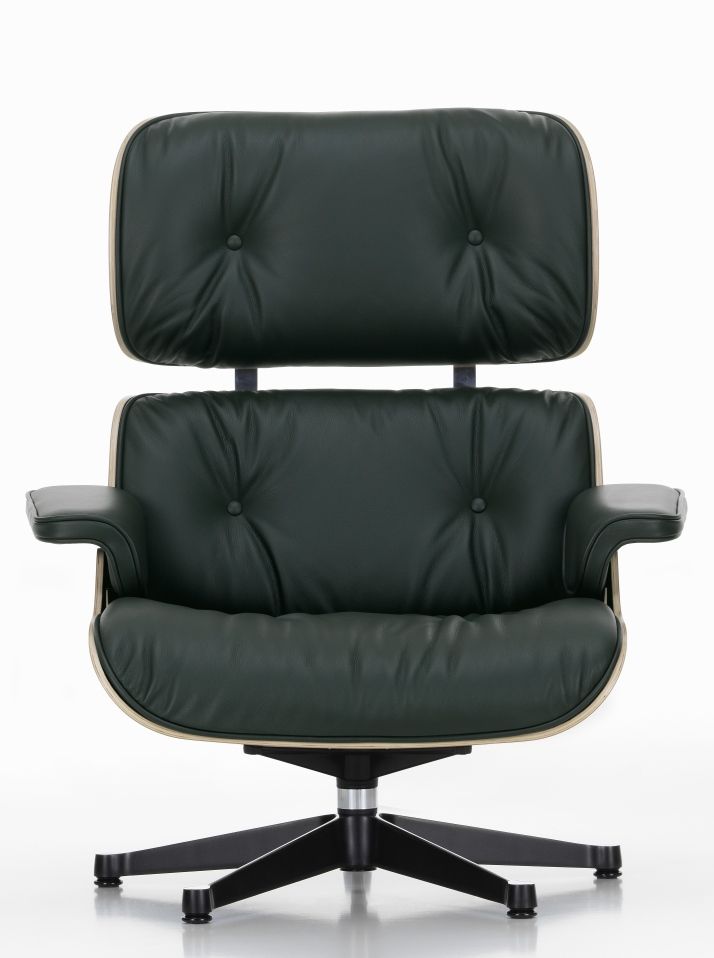 Vitra Eames Lounge Chair mit olivgrünem Lederbezug und schwarzem Drehfuß, Frontansicht.