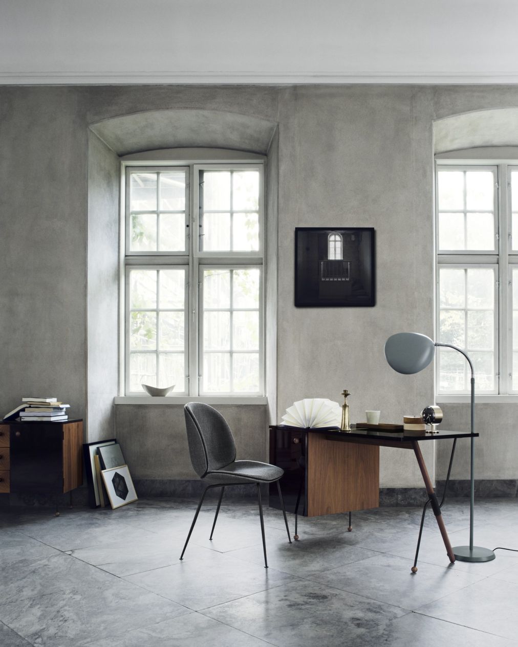 Innenaufnahme mit Gubi Sideboard, Schreibtisch, Lampe und Stuhl in einem hellen Raum.