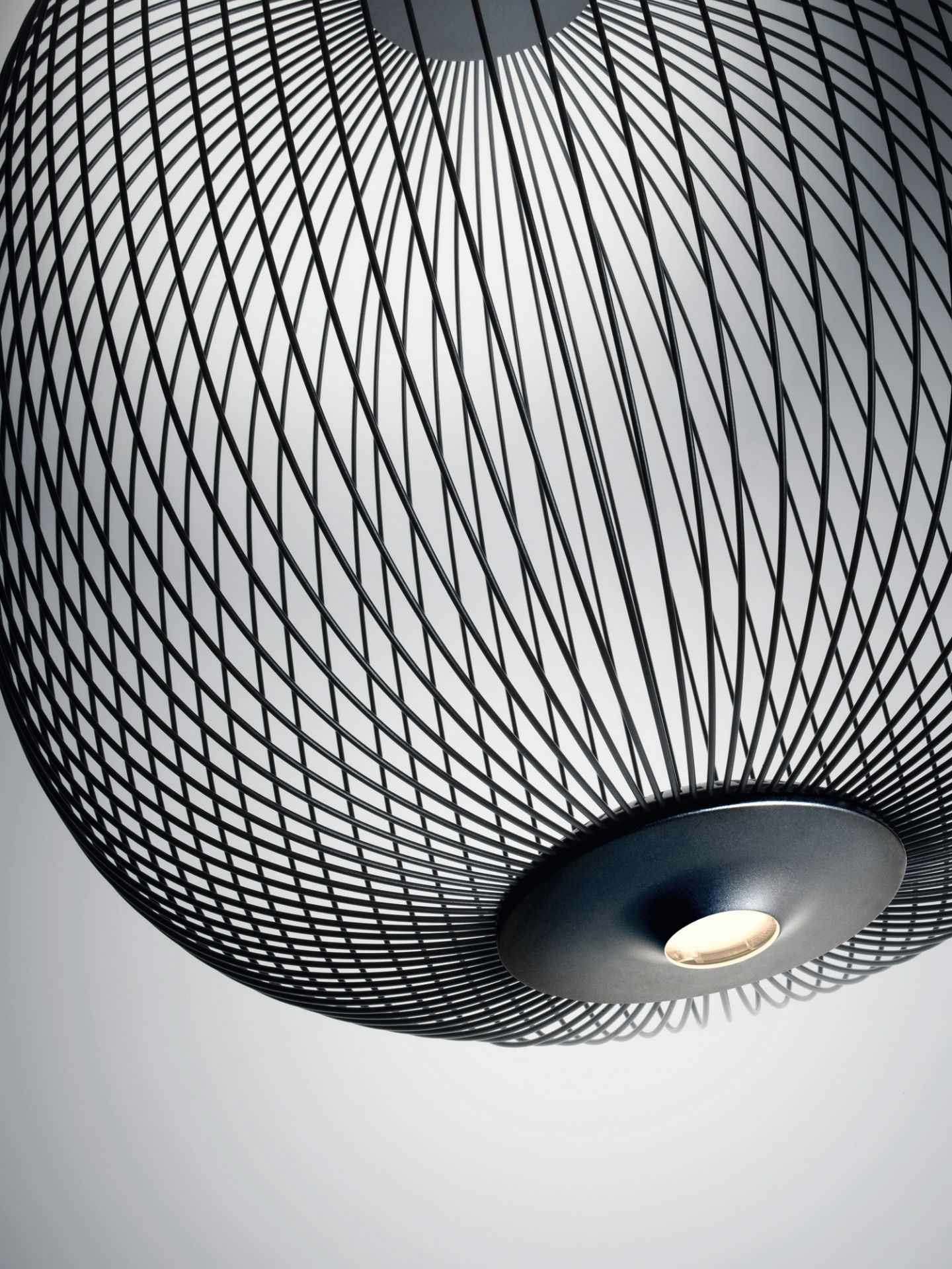 Detailaufnahme der Spokes Pendelleuchte von Foscarini, ein modernes Designobjekt für stilvolle Beleuchtung.