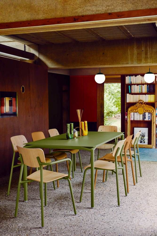 Esszimmer mit grünem Tisch und Stühlen, darüber zwei Mooon Pendelleuchten von Fermob.