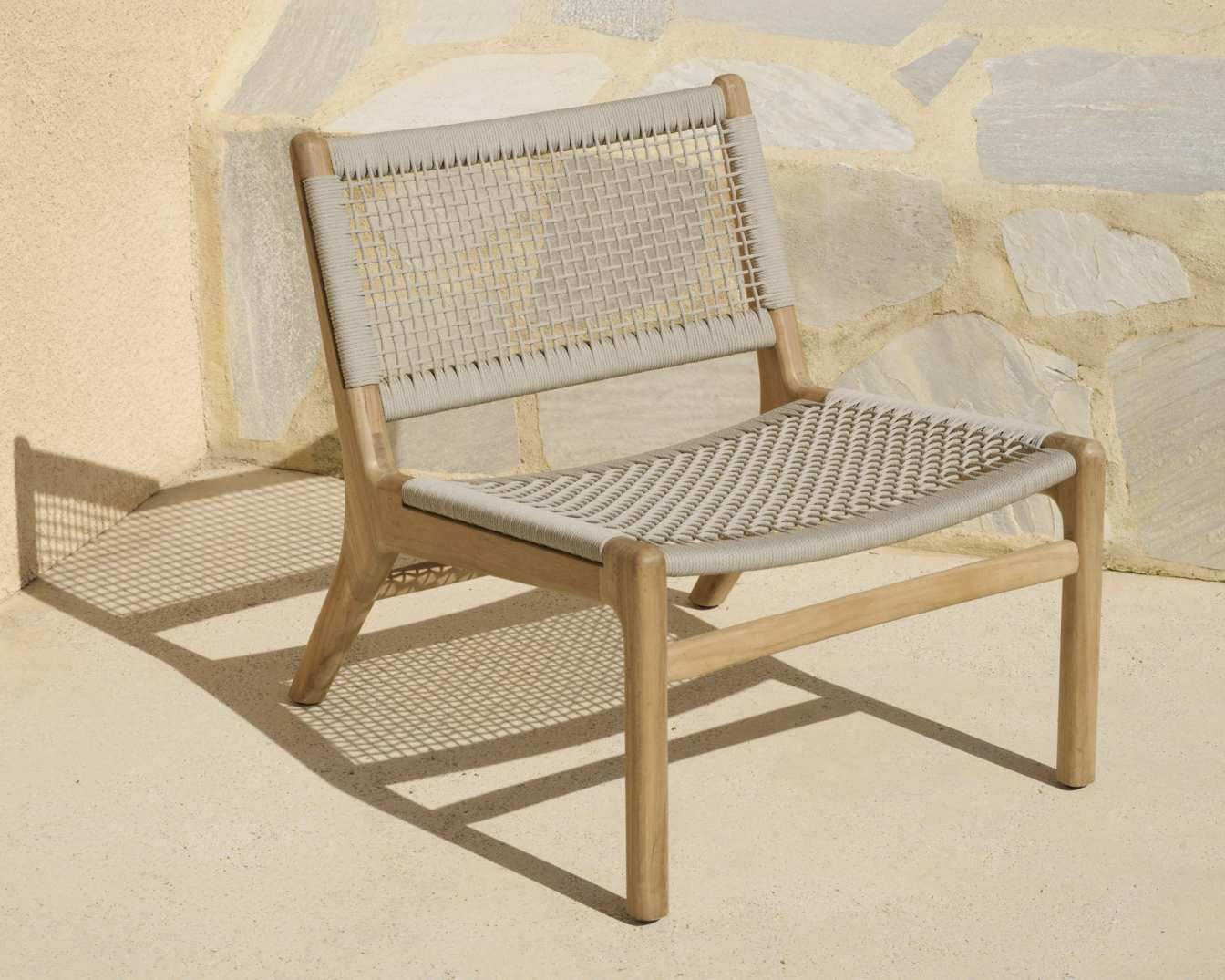 Jack Loungesessel von Ethnicraft: Teakholz Gartenstuhl mit beige Kordelgeflecht für den Außenbereich.