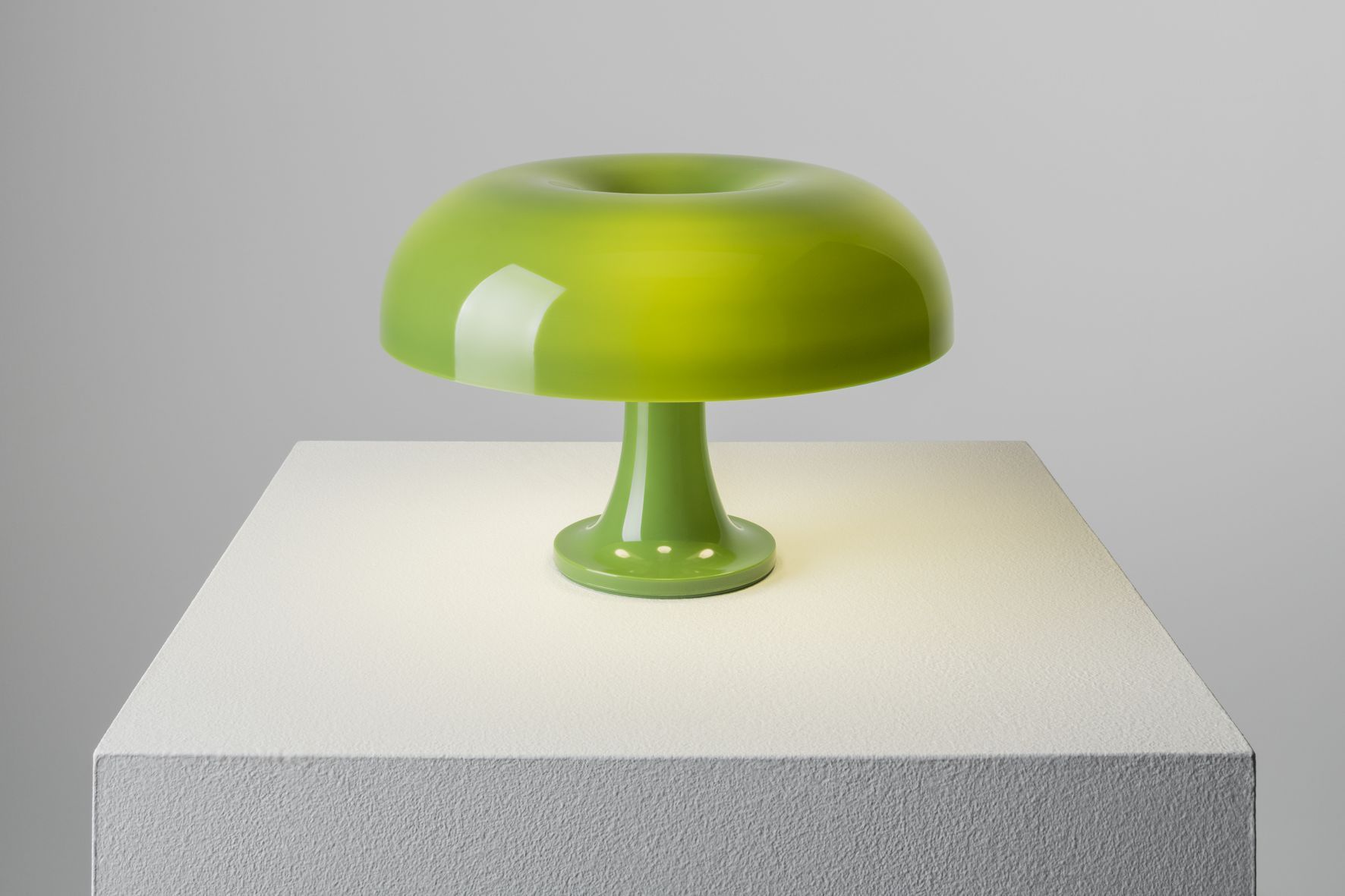 Grüne Nessino Tischleuchte von Artemide, Pilzdesign, moderne Lampe für Wohnzimmer und Schlafzimmer.